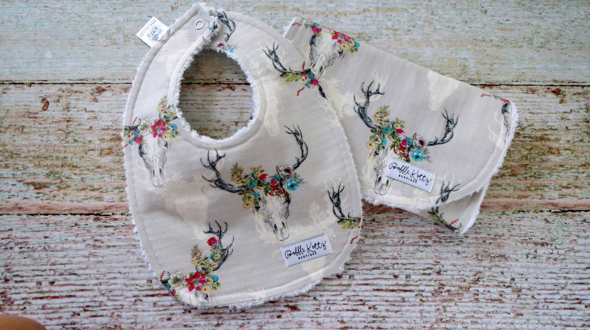 Floral Hirsch Schädel Lätzchen Und Burp Set - Boho Baby Mädchen Chenille Babypartygeschenk Floral Hirsch Schädel Lätzchen Und Burp Set - Boho Baby Mädchen Chenille Babypartygeschenk von Etsy - BobbleKottzBoutique