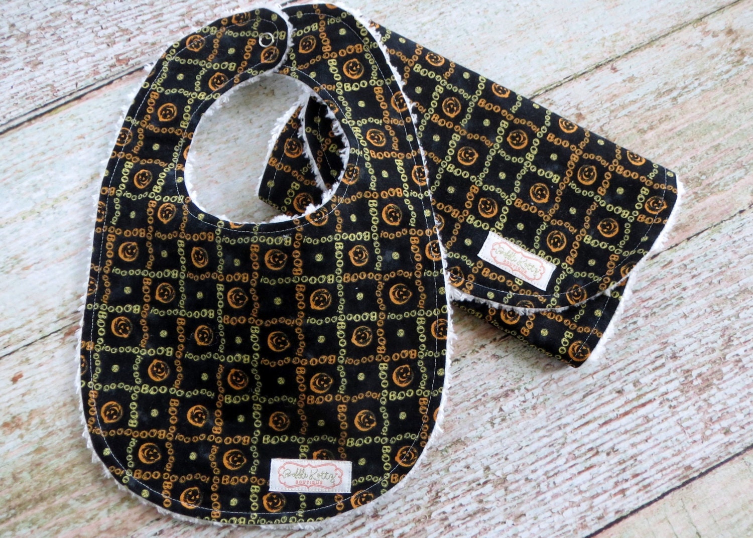 Halloween-Baby-Lätzchen Und Burp-Tuch-Set - Kürbis-Baby-Lätzchen Babys Erste Halloween Urlaub Baby-Geschenk Baby-Dusche-Geschenk Halloween-Baby-Lätzchen Und Burp-Tuch-Set - Kürbis-Baby-Lätzchen Babys Erste Halloween Urlaub Baby-Geschenk Baby-Dusche-Geschenk von Etsy - BobbleKottzBoutique