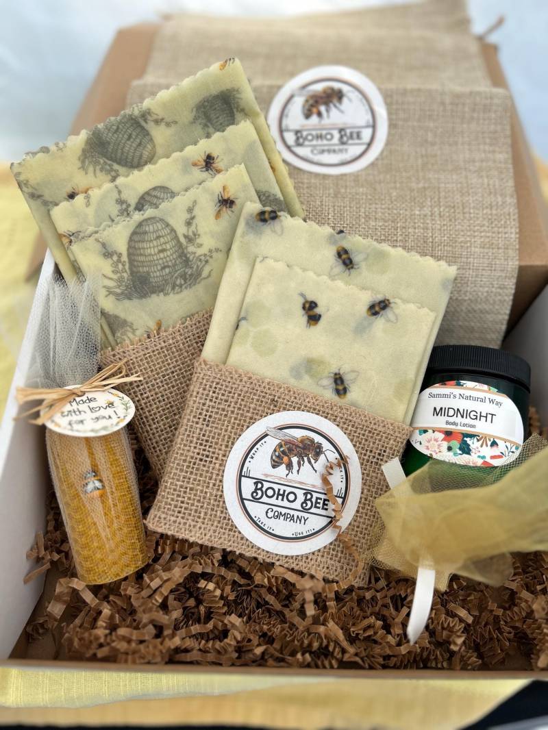 Boho Bee Geschenkset 5 Bienenwachs Wraps, 1 Handgerollte Mini-Bienenwachskerze, Luscious Bodylotion, Honeycomb Soap. Handgefertigtes Geschenk Set von Etsy - BohoBeeCompanyGifts