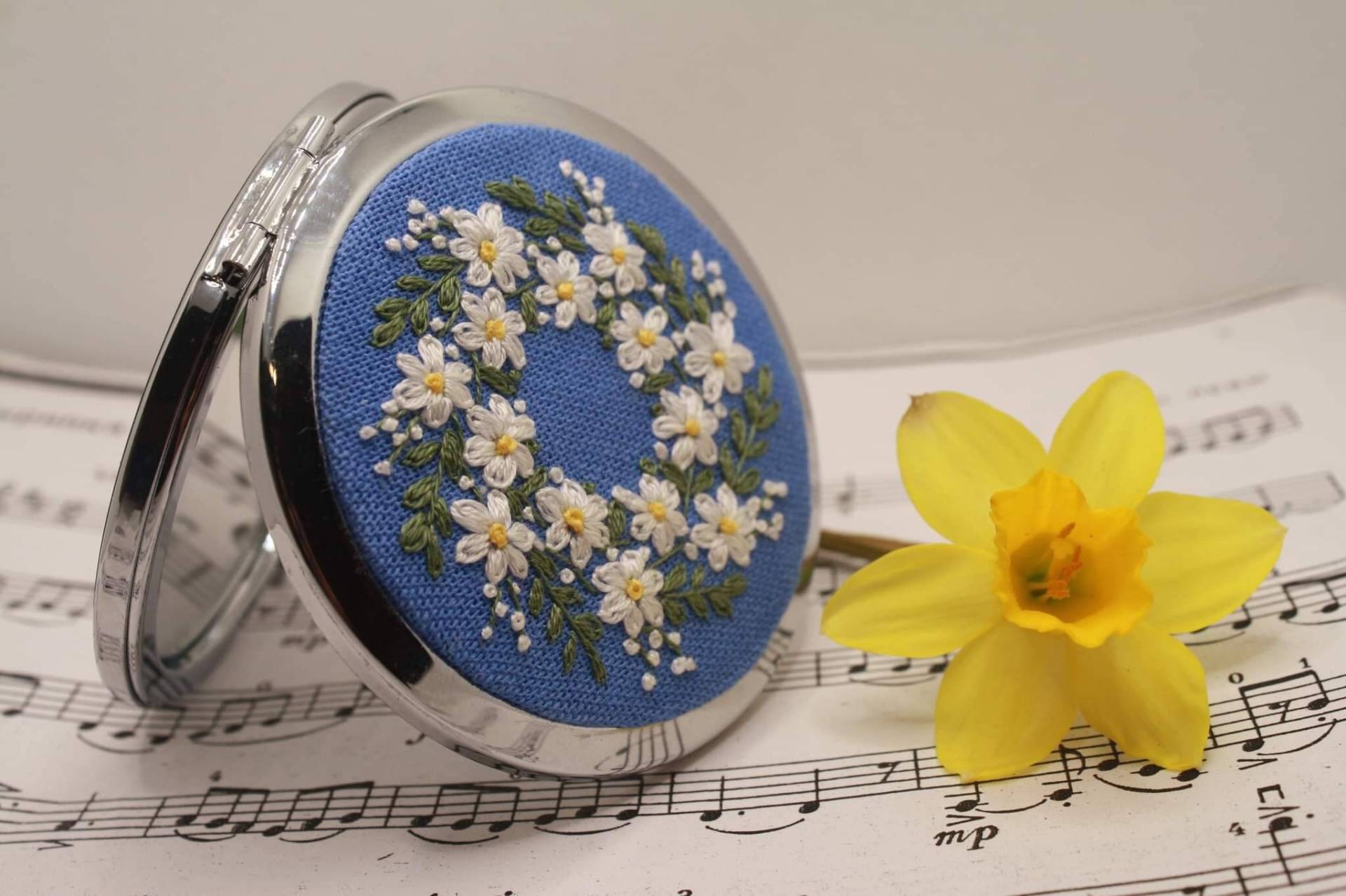 Handgemachter Bestickter Taschenspiegel Mit Gänseblümchen - Gestickte Blumen Geschenk Für Frauen Handgemachter Bestickter Taschenspiegel Mit Gänseblümchen - Gestickte Blumen Geschenk Für Frauen von Etsy - BorgesArtJewelry