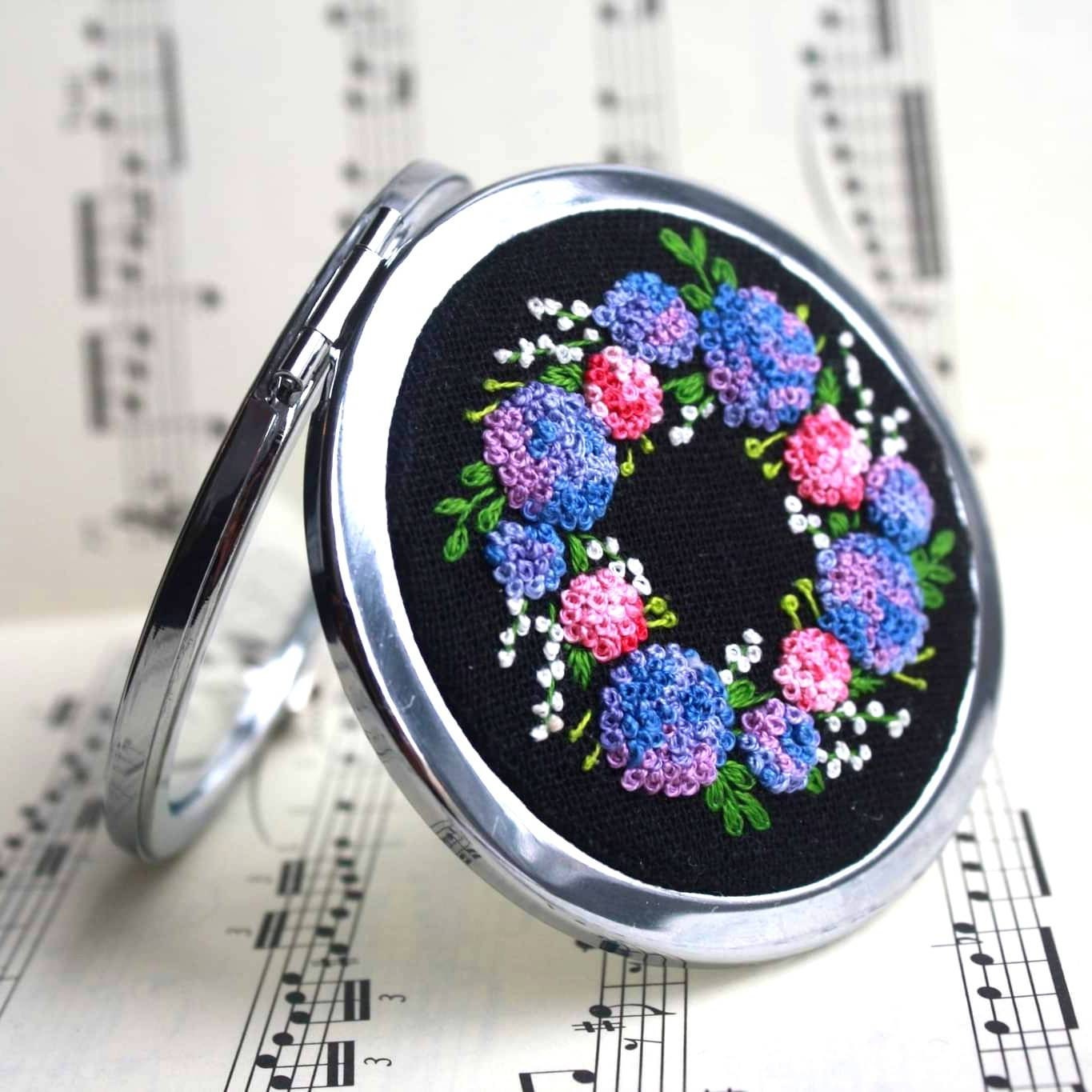 Handgemachter Bestickter Taschenspiegel Mit Hortensie - Blaue Und Rosa Blumen Geschenk Für Ihre Mädchenfrauen Versandfertig von Etsy - BorgesArtJewelry