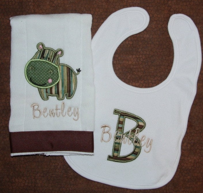 Benutzerdefinierte Applizierte Nilpferd Spucktuch Und Koordinierende Baby Lätzchen Benutzerdefinierte Applizierte Nilpferd Spucktuch Und Koordinierende Baby Lätzchen von Etsy - BoutiqfullyYours