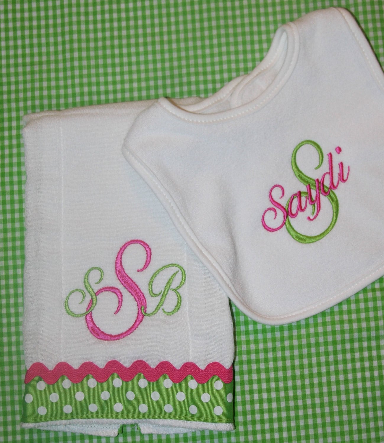 Benutzerdefinierte Monogrammiert Burp Tuch Und Lätzchen Set Benutzerdefinierte Monogrammiert Burp Tuch Und Lätzchen Set von Etsy - BoutiqfullyYours