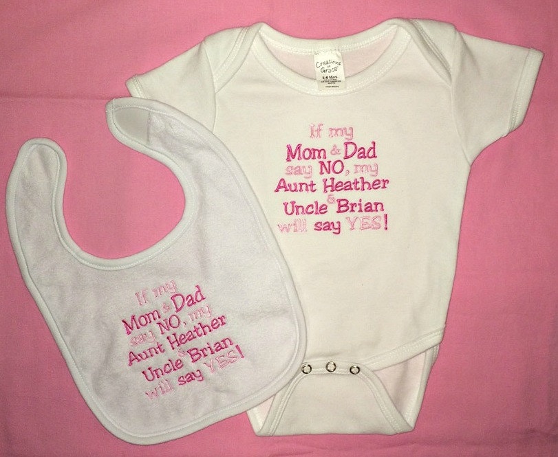 Benutzerdefinierte Tante Und Onkel Body Lätzchen Bestickt Benutzerdefinierte Tante Und Onkel Body Lätzchen Bestickt von Etsy - BoutiqfullyYours