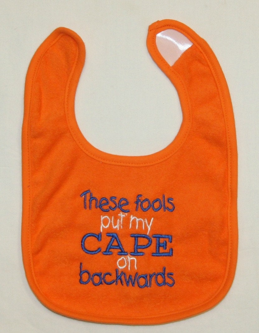 Diese Narren Setzen Meinen Umhang Auf Rückwärts Bestickt Lätzchen Diese Narren Setzen Meinen Umhang Auf Rückwärts Bestickt Lätzchen von Etsy - BoutiqfullyYours