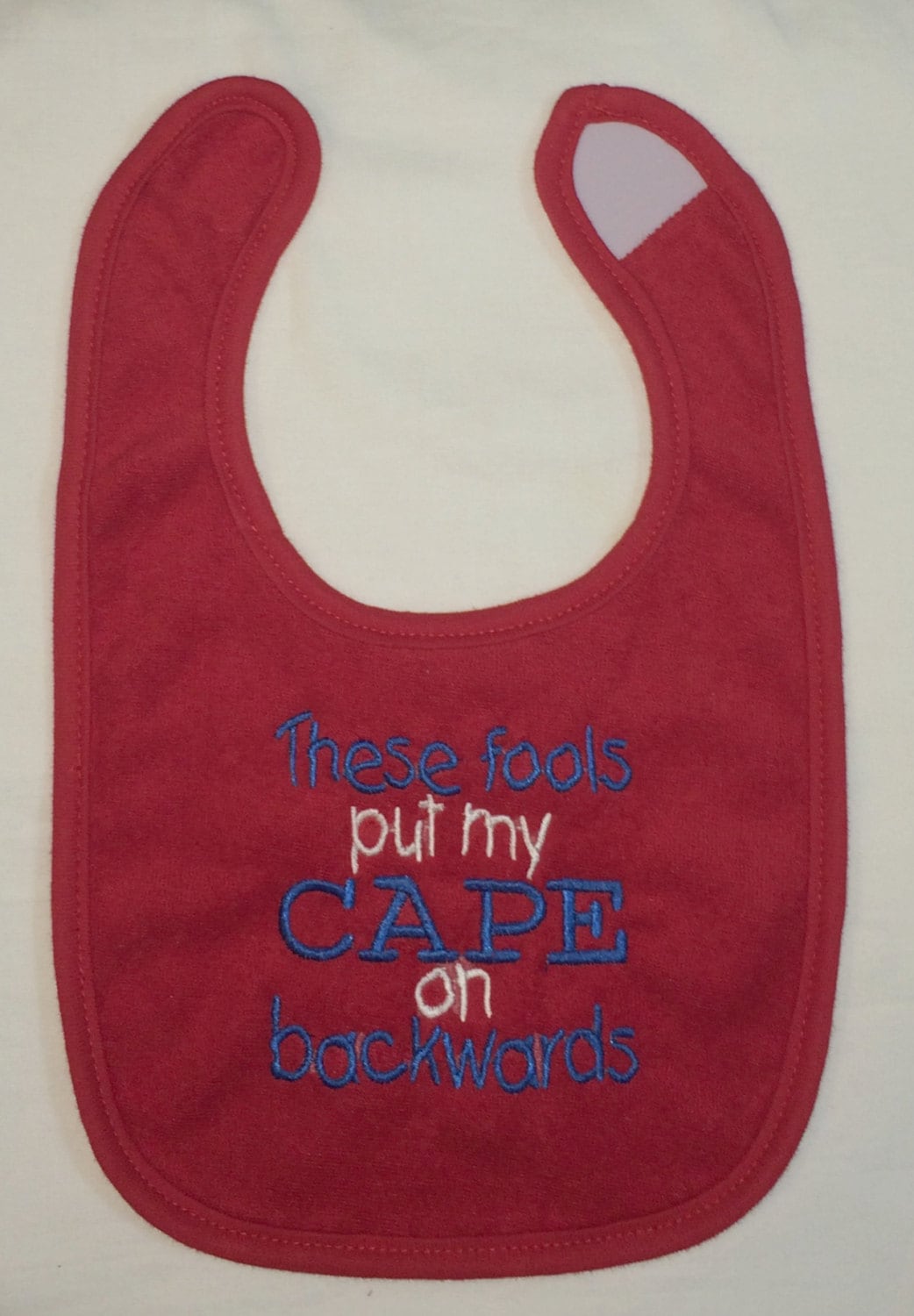 Diese Narren Setzen Meinen Umhang Auf Rückwärts Bestickt Lätzchen Diese Narren Setzen Meinen Umhang Auf Rückwärts Bestickt Lätzchen von Etsy - BoutiqfullyYours