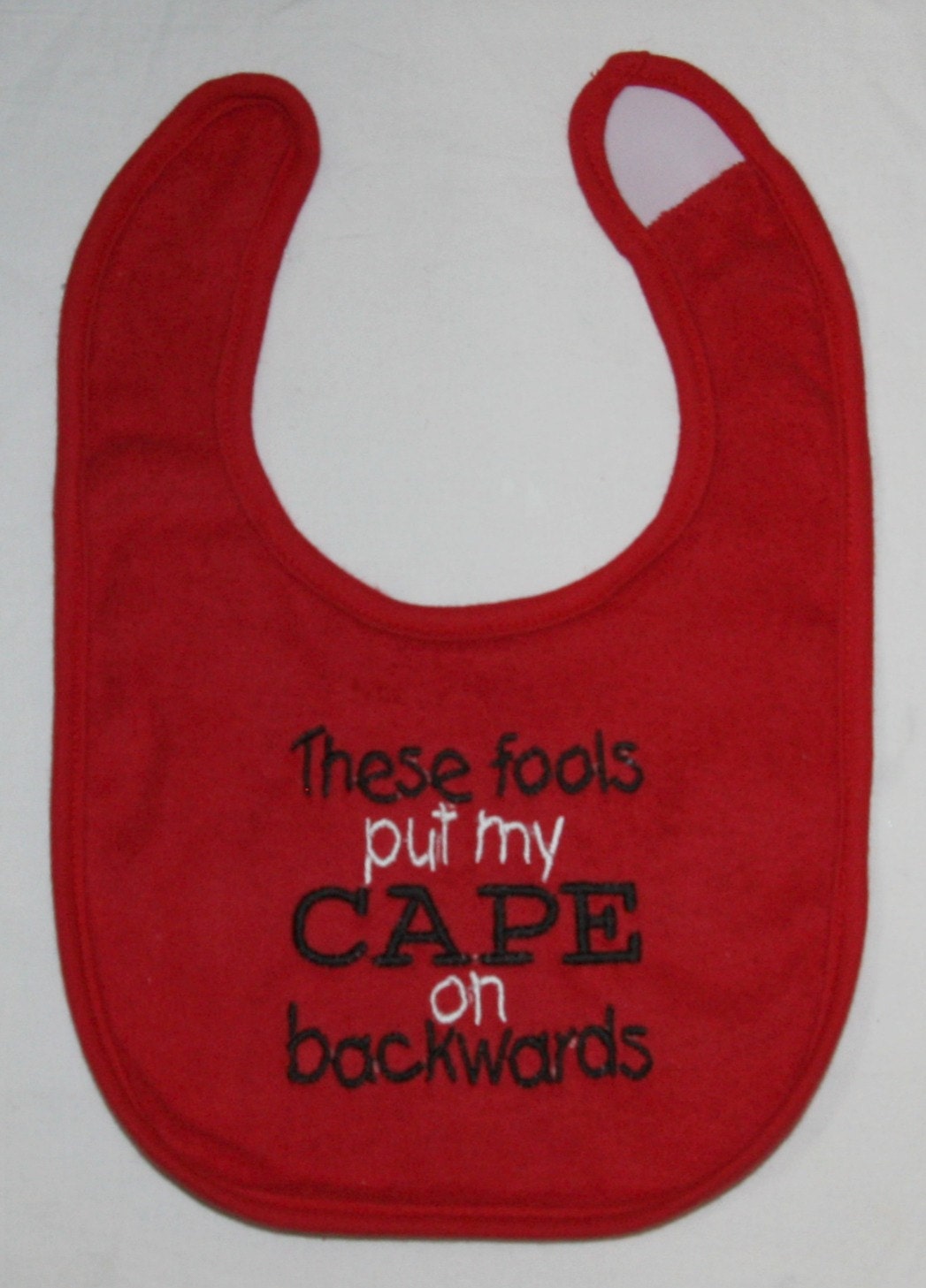 Diese Narren Setzen Meinen Umhang Auf Rückwärts Bestickt Lätzchen Diese Narren Setzen Meinen Umhang Auf Rückwärts Bestickt Lätzchen von Etsy - BoutiqfullyYours