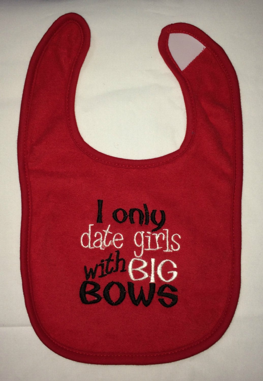 Ich Nur Datum Mädchen Mit Big Bows Bestickt Lätzchen Ich Nur Datum Mädchen Mit Big Bows Bestickt Lätzchen von Etsy - BoutiqfullyYours