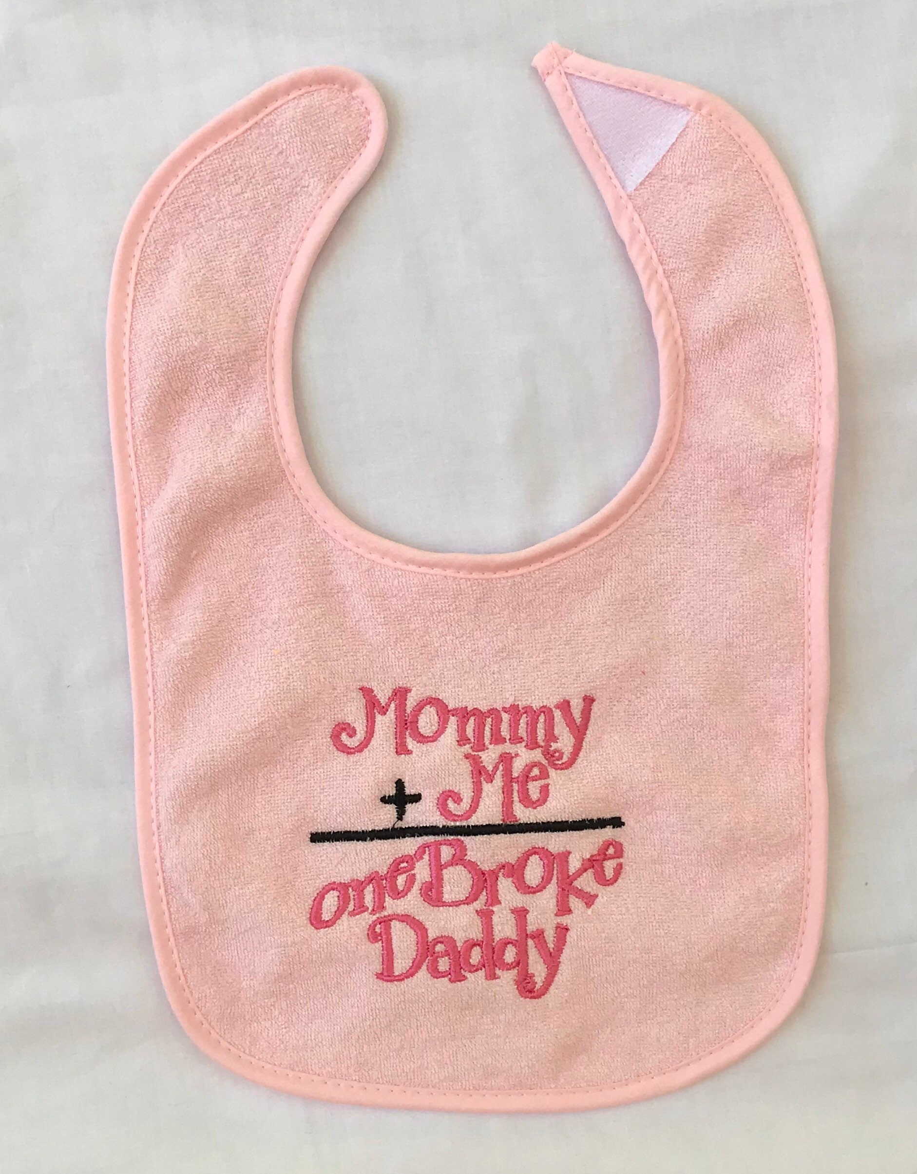 Mama + Ich = Ein Broke Daddy Bestickt Lätzchen Mama + Ich = Ein Broke Daddy Bestickt Lätzchen von Etsy - BoutiqfullyYours