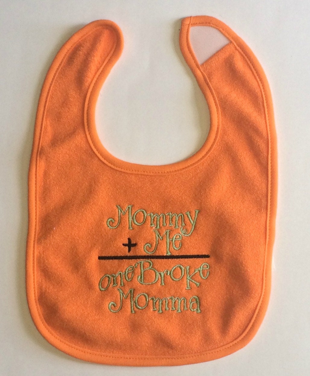 Mama + Ich = Ein Broke Daddy Bestickt Lätzchen Mama + Ich = Ein Broke Daddy Bestickt Lätzchen von Etsy - BoutiqfullyYours