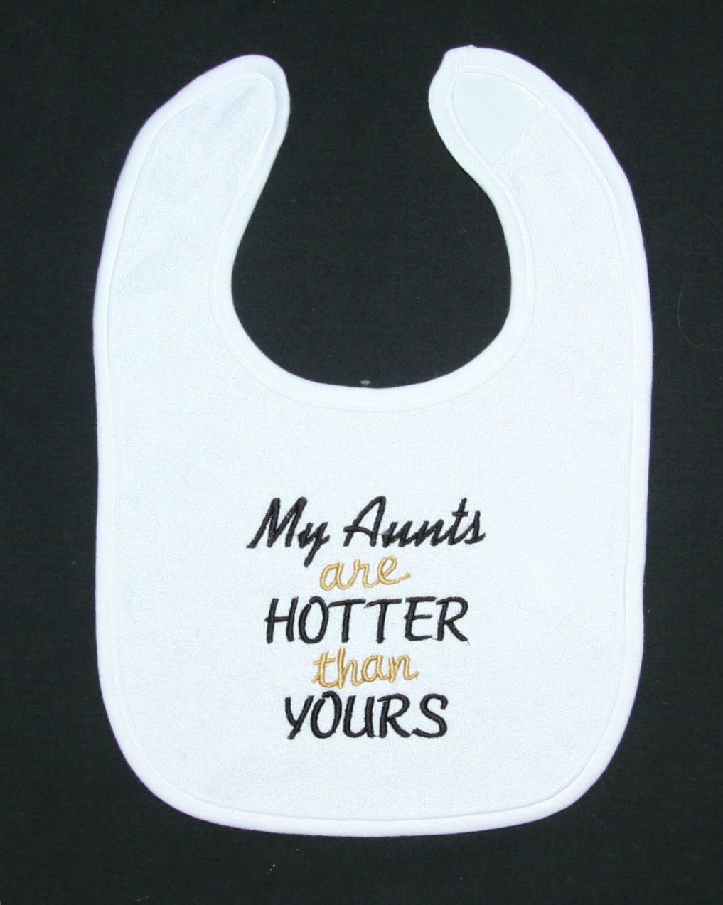 Meine Tanten Sind Heißer Als Ihre Bestickte Lätzchen Meine Tanten Sind Heißer Als Ihre Bestickte Lätzchen von Etsy - BoutiqfullyYours