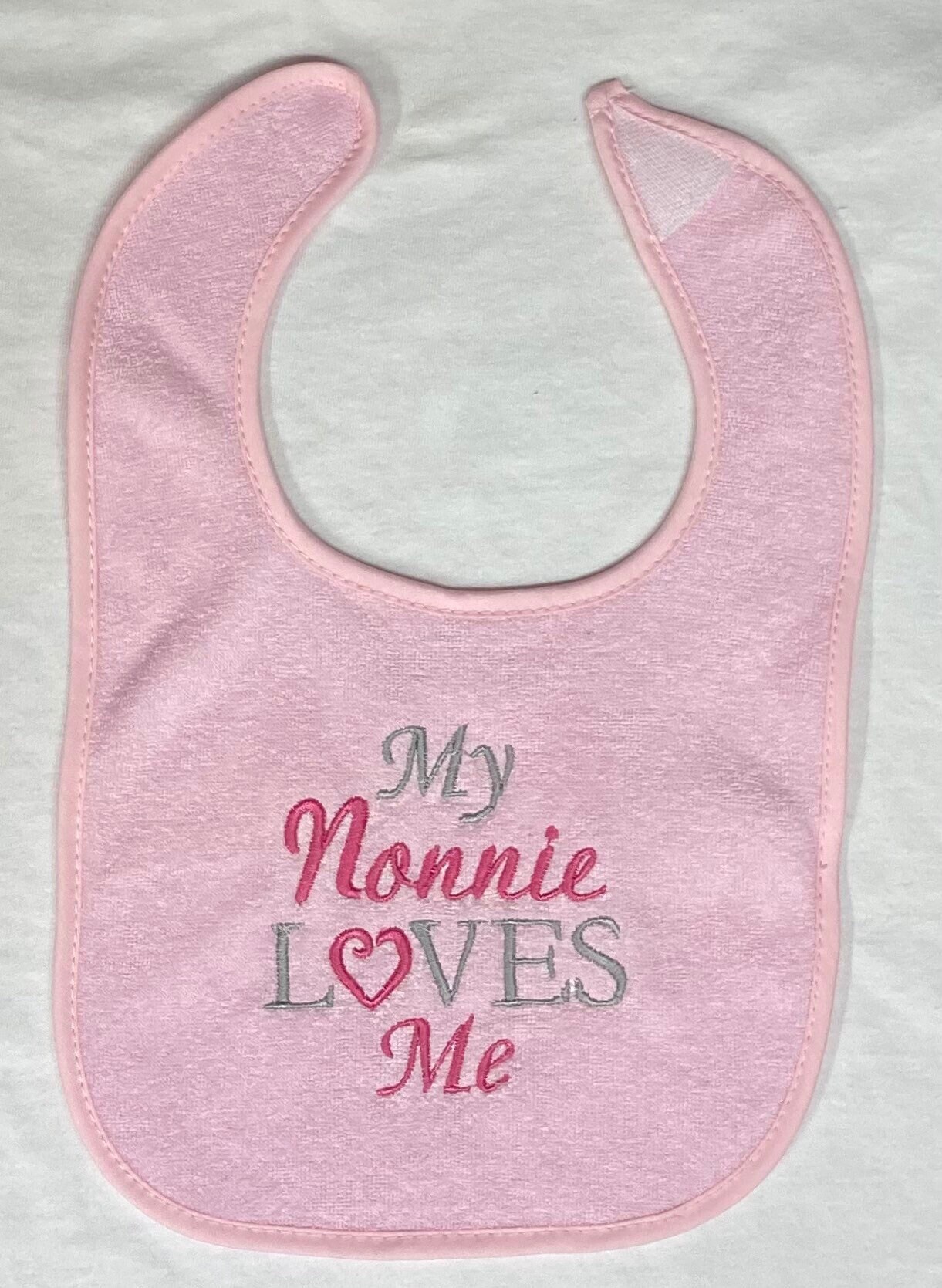 My Nonnie Loves Me Individuell Besticktes Lätzchen My Nonnie Loves Me Individuell Besticktes Lätzchen von Etsy - BoutiqfullyYours