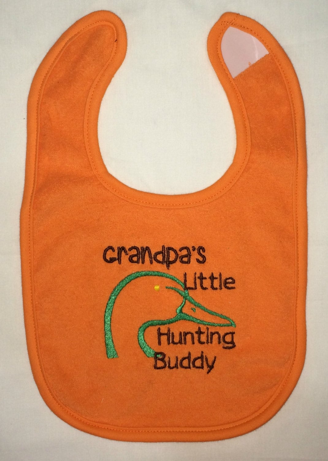 Opa Kleine Jagd Kumpel Benutzerdefinierte Bestickte Ente Lätzchen Opa Kleine Jagd Kumpel Benutzerdefinierte Bestickte Ente Lätzchen von Etsy - BoutiqfullyYours