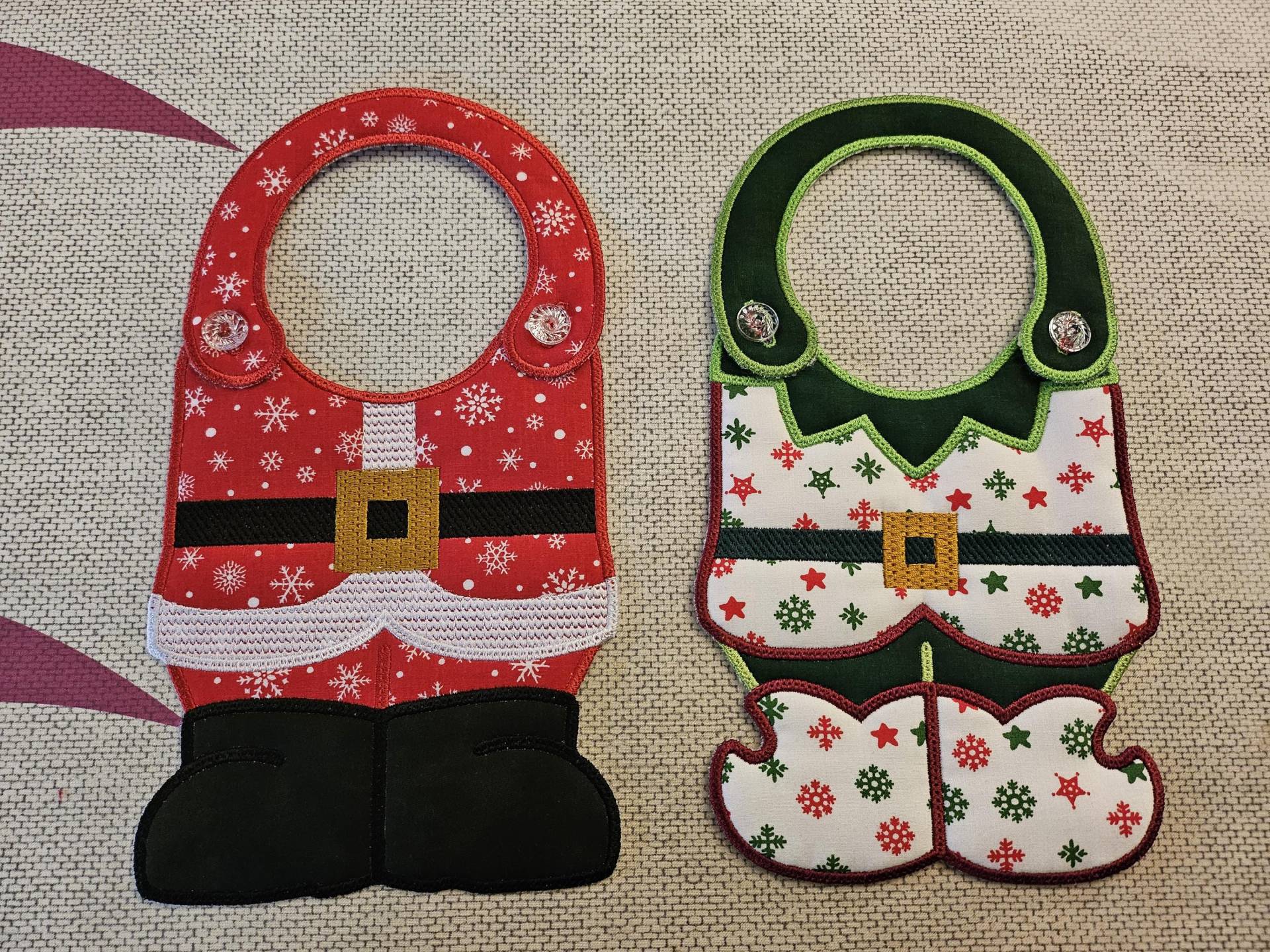 2Er-Set - 1 Weihnachtsanzug-Lätzchen & Elfenkörper-Lätzchen Maschinengestickt von Etsy - BrendasLilStitches