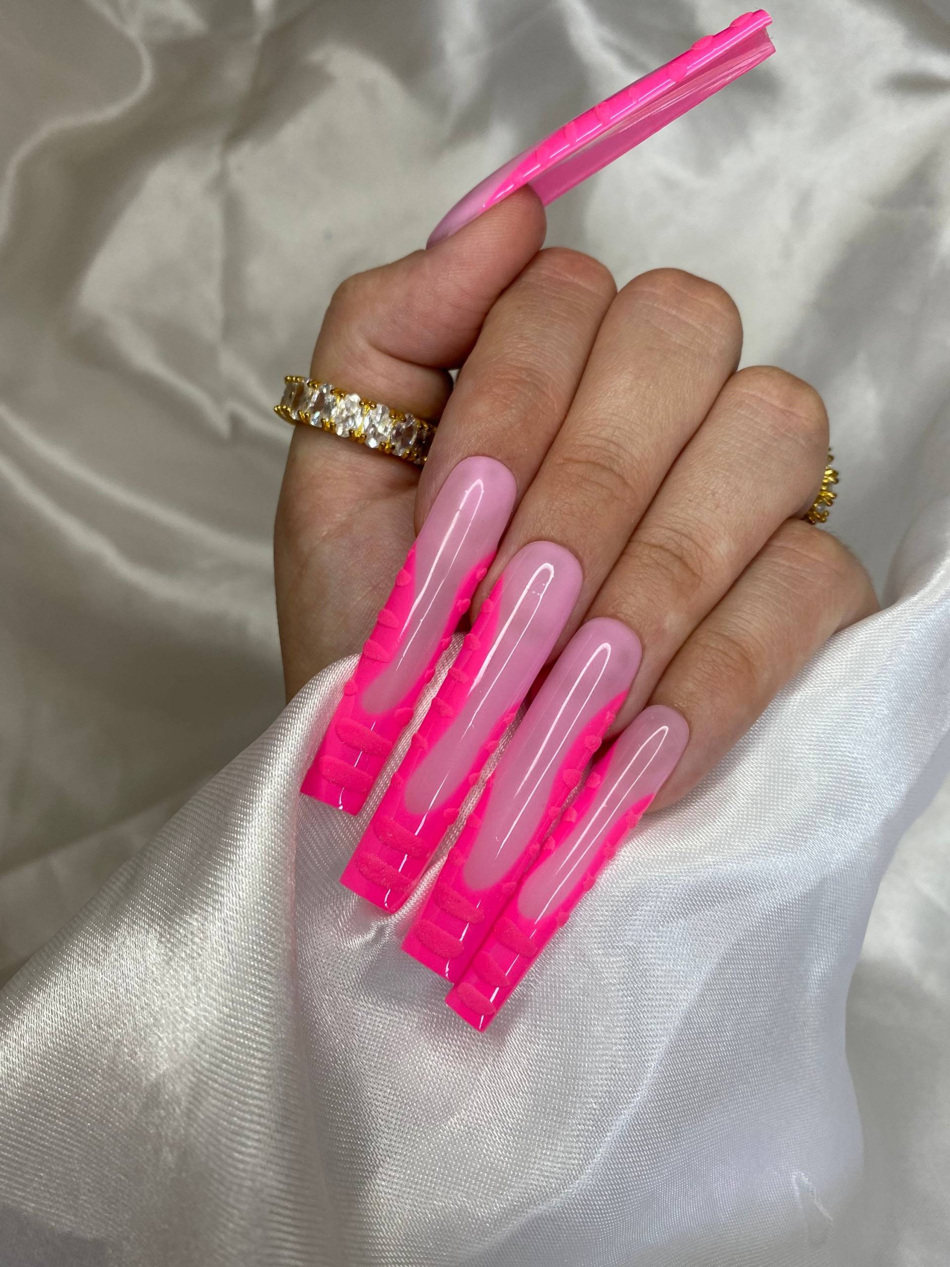 Dariana - Rosa Krokodil 3D Print French Tip Press On Nail Set von Etsy - BriannaMarieArtistry