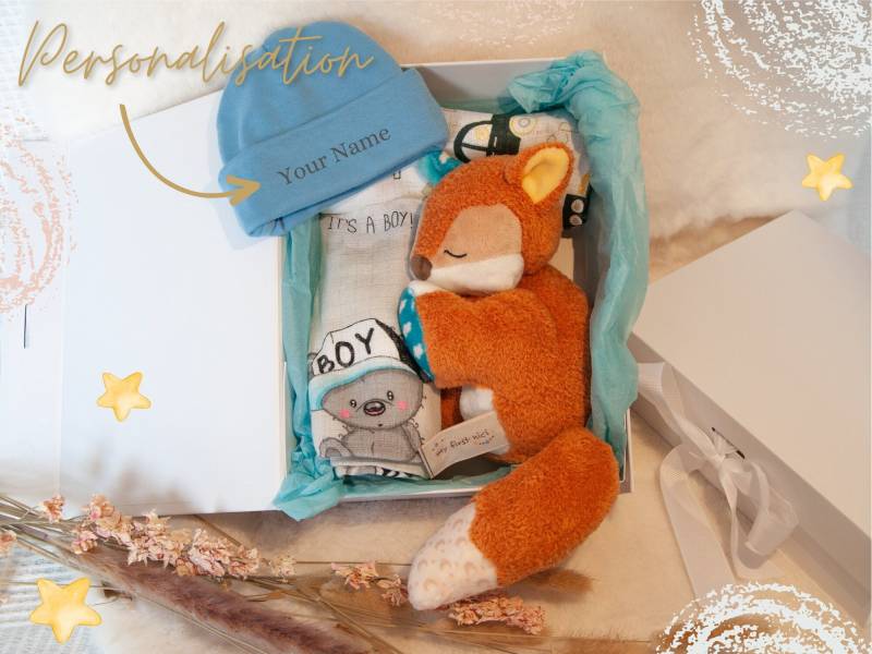 Baby Geschenk Set Personalisiert in Geschenkbox "Blue Moon" Mütze Bestickt, 1 Kuscheltier 2 Baumwoll-Musselin Tücher, 4 Verschiedene Sets von Etsy - BroideryBox