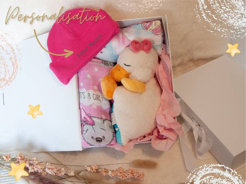 Baby Geschenk Set Personalisiert in Geschenkbox"Pink Unicorn"Mütze Bestickt, 1 Kuscheltier 2 Baumwoll-Musselin Tücher, 4 Verschiedene Sets von Etsy - BroideryBox