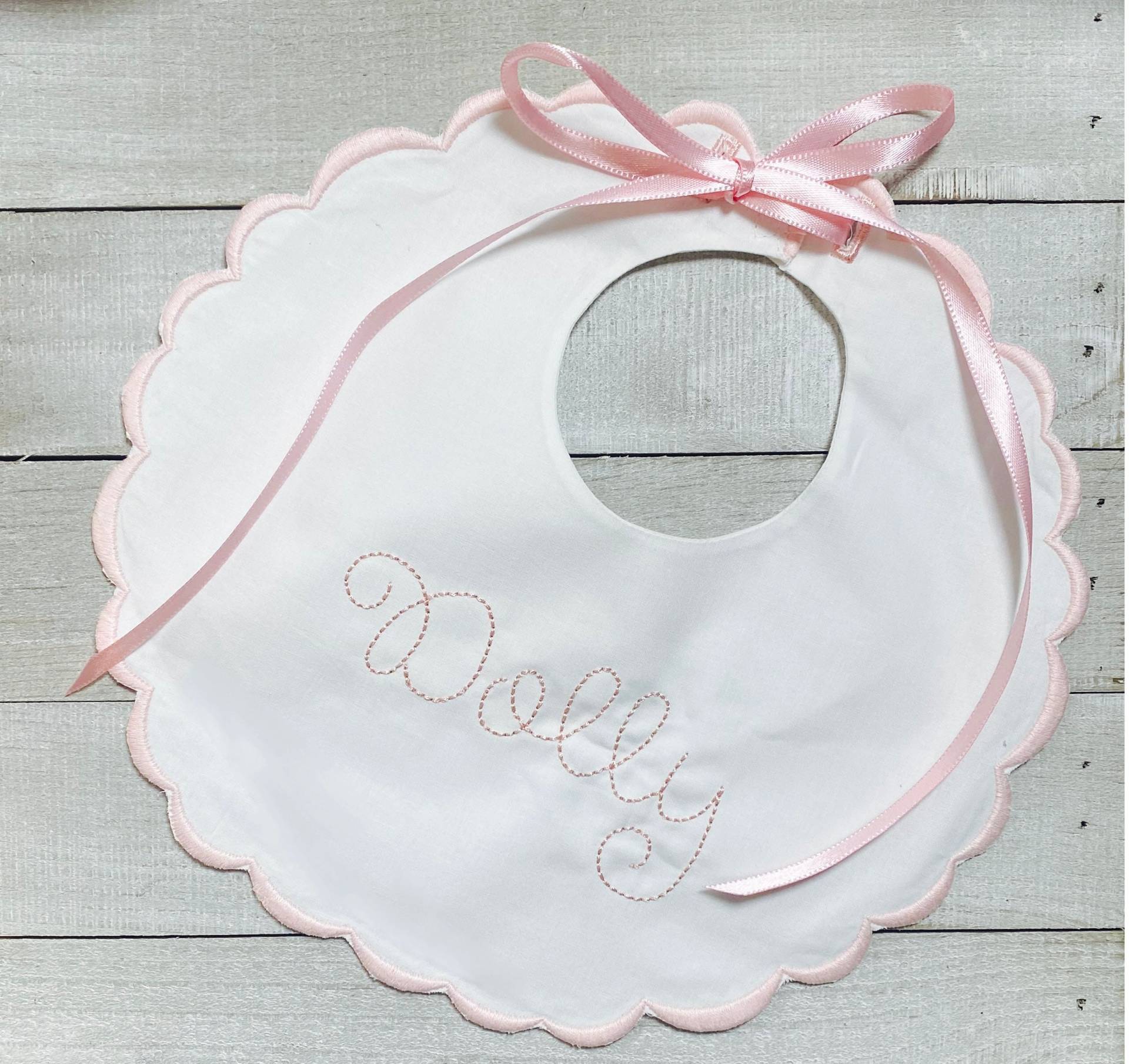 Personalisiert, Monogrammiert, Bestickt, Baby, Geburt, Taufe, Erbstück, Ausgebogt Weiß, Blau, Grün, Grau, Junge, Mädchen, Rosa Lätzchen, Geschenk von Etsy - BushelanAPeckEmb