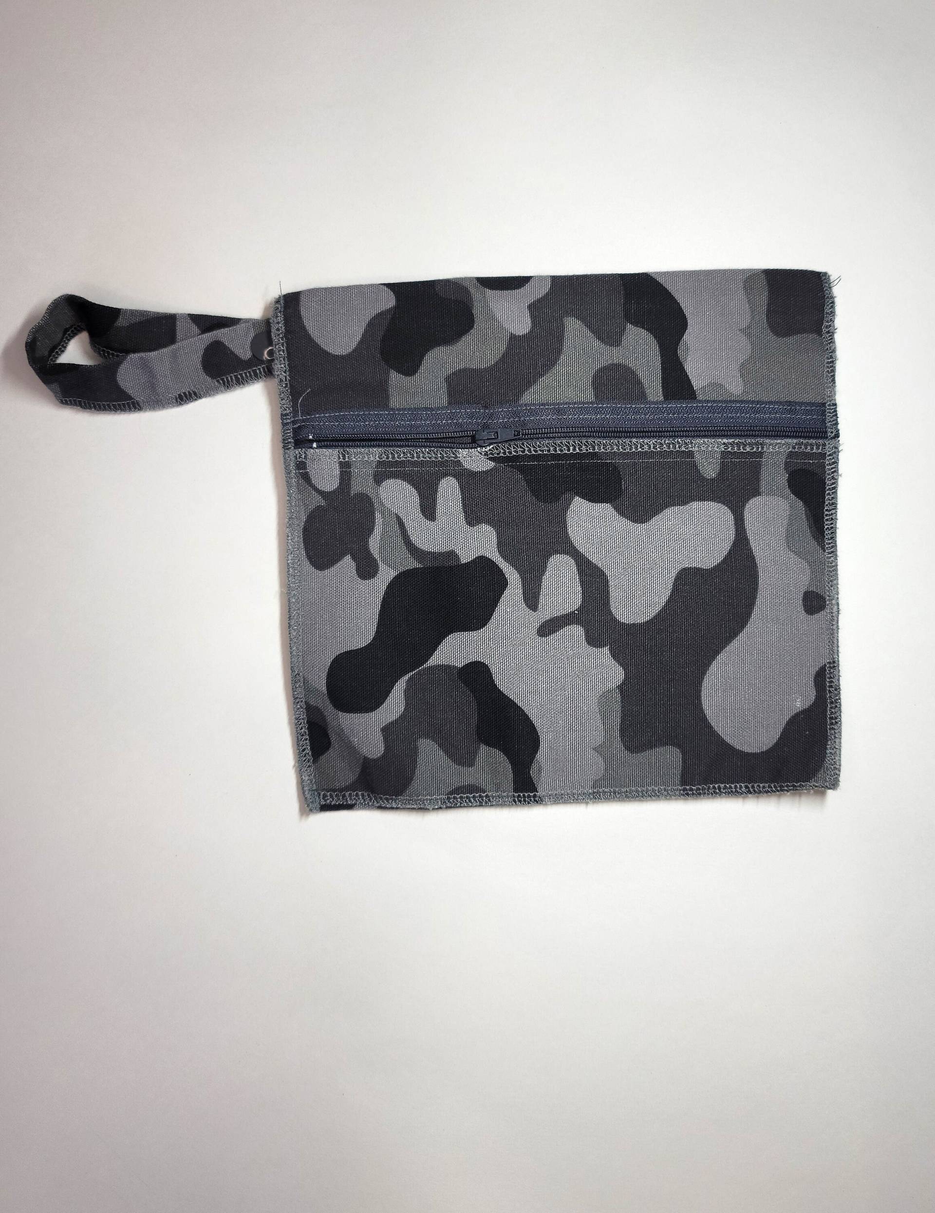 Camo Canvas Nasse Tasche | Wasserdicht Gefütterte Reißverschlusstasche Für Verschmutzte Gegenstände von Etsy - ButterDragonCreative