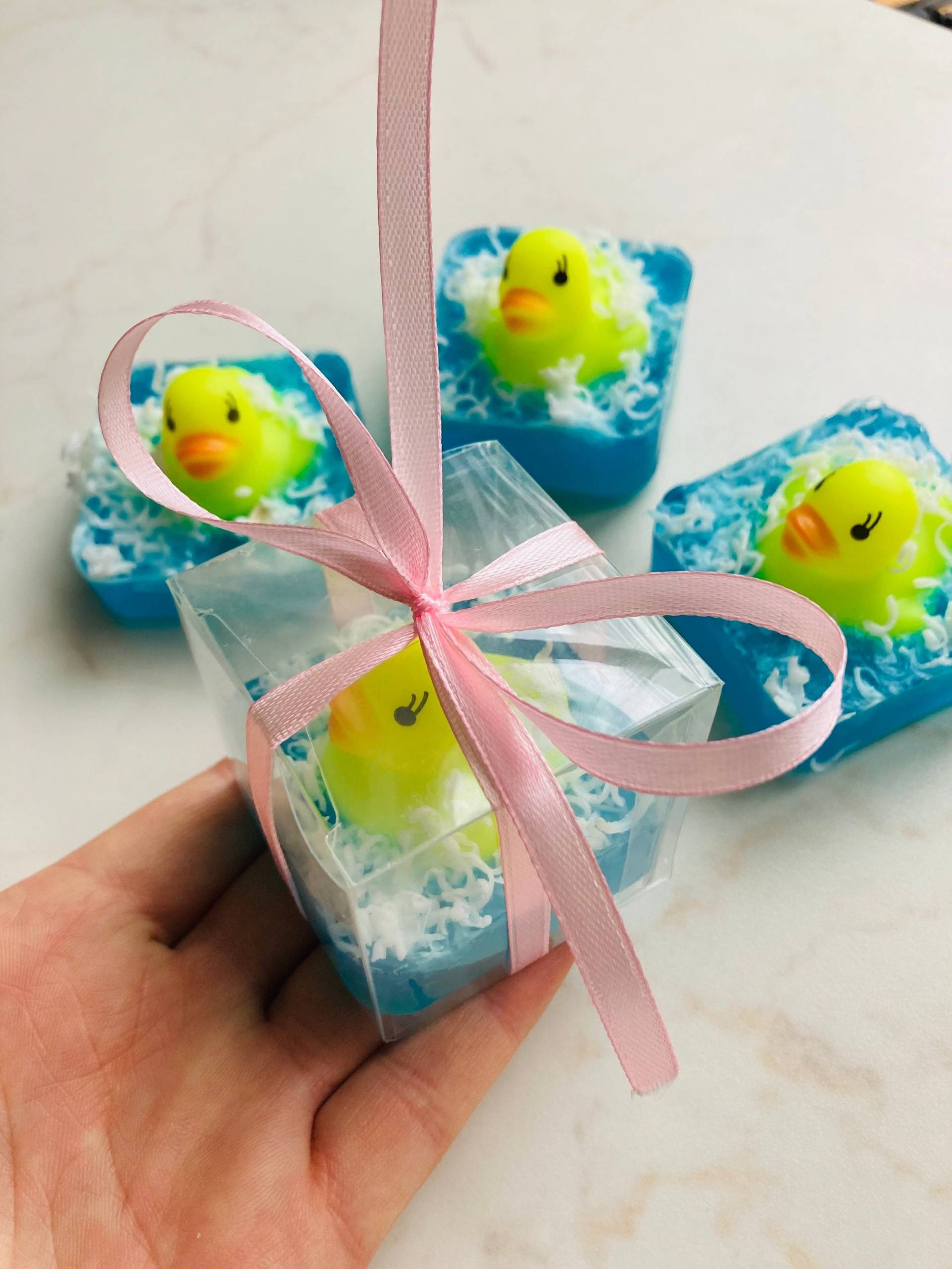 6 Stück Badeente Seife Gefälligkeiten in Box, Schwimmen Ente Seifenkiste, Personalisierte Thema Gefälligkeiten, Baby Shower Gelbe Gummiente von Etsy - ButtercupGoods