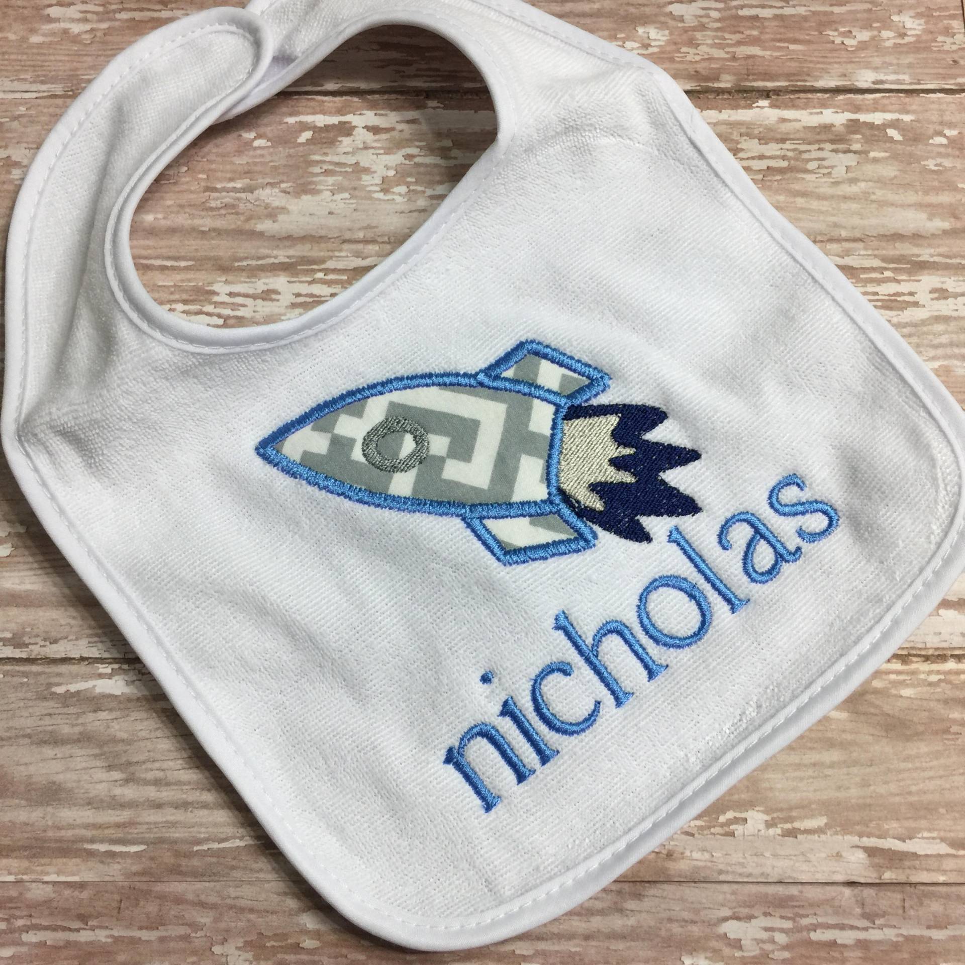 Gesticktes Rocket-Babylätzchen Personalisiertes Weltraum-Lätzchen Gesticktes Rocket-Babylätzchen Personalisiertes Weltraum-Lätzchen von Etsy - CarolinaMonogramCo