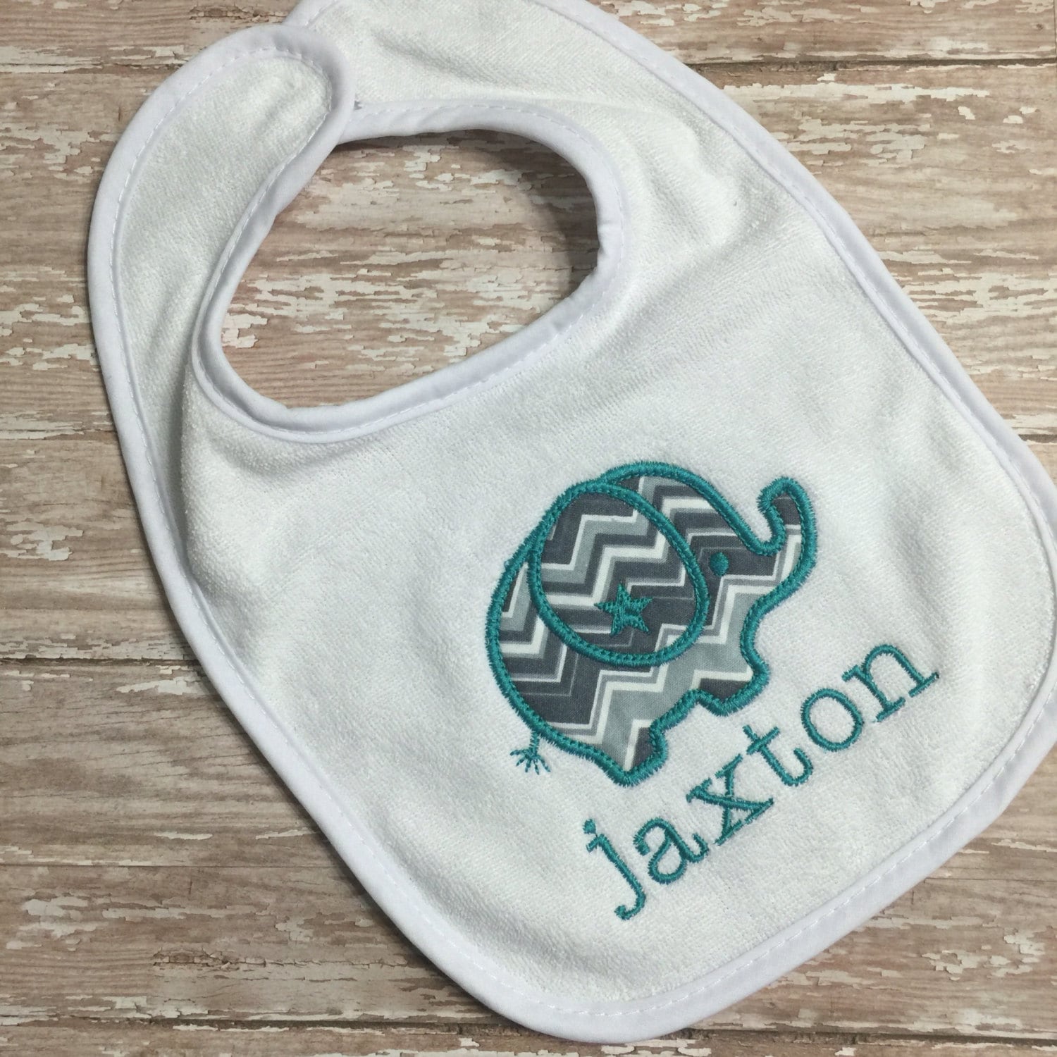 Personalisierte Elefant Baby Lätzchen Graues Chevron, Individueller Name Personalisierte Elefant Baby Lätzchen Graues Chevron, Individueller Name von Etsy - CarolinaMonogramCo