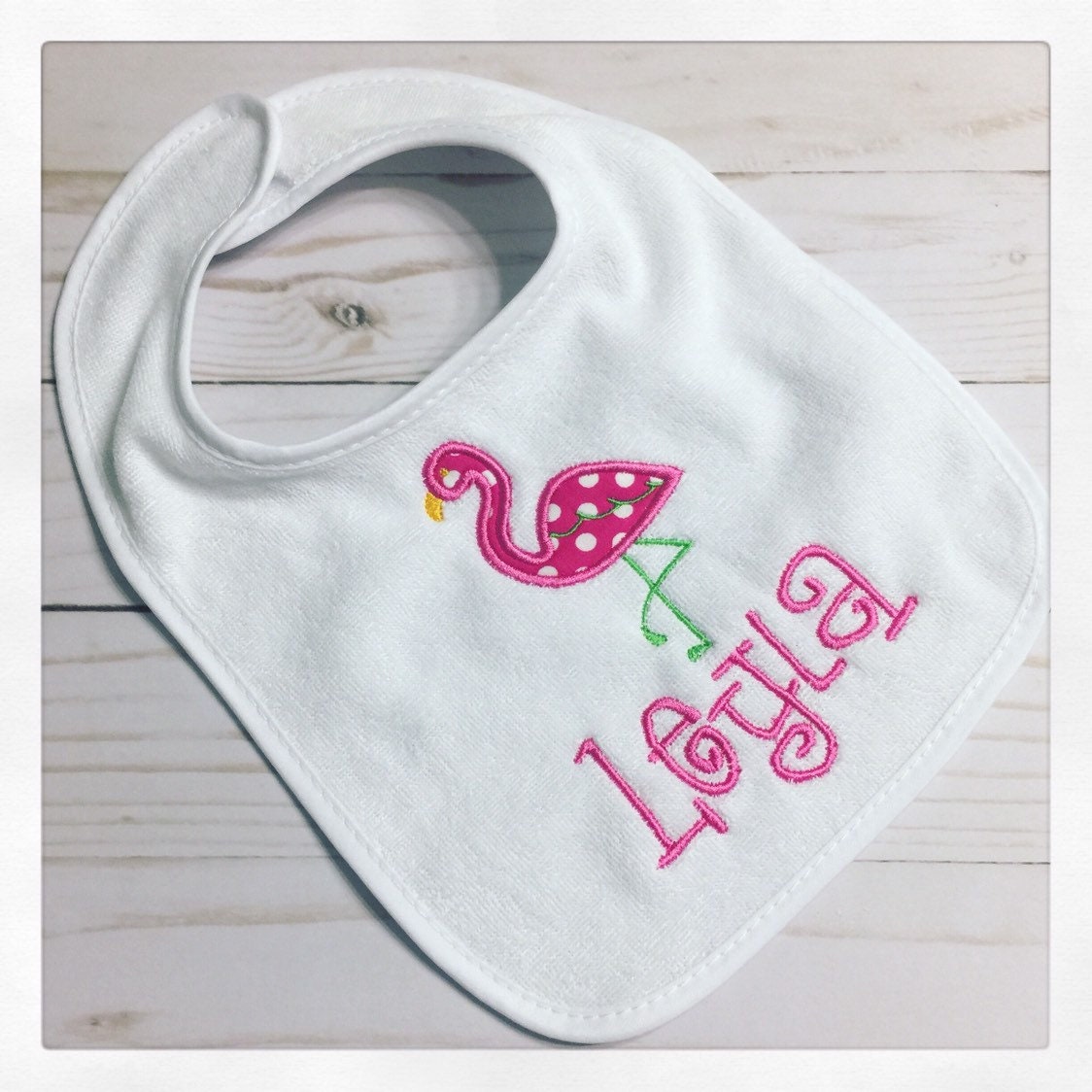 Personalisierte Flamingo Baby Lätzchen Rosa Tupfen Baumwolllätzchen Personalisierte Flamingo Baby Lätzchen Rosa Tupfen Baumwolllätzchen von Etsy - CarolinaMonogramCo