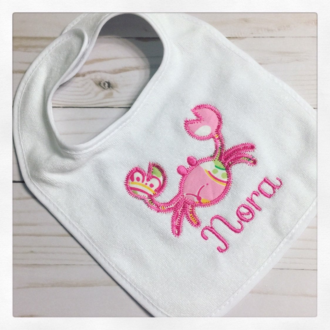 Personalisierte Krabbe Baby Lätzchen Besticktes Frottee Lätzchen Personalisierte Krabbe Baby Lätzchen Besticktes Frottee Lätzchen von Etsy - CarolinaMonogramCo