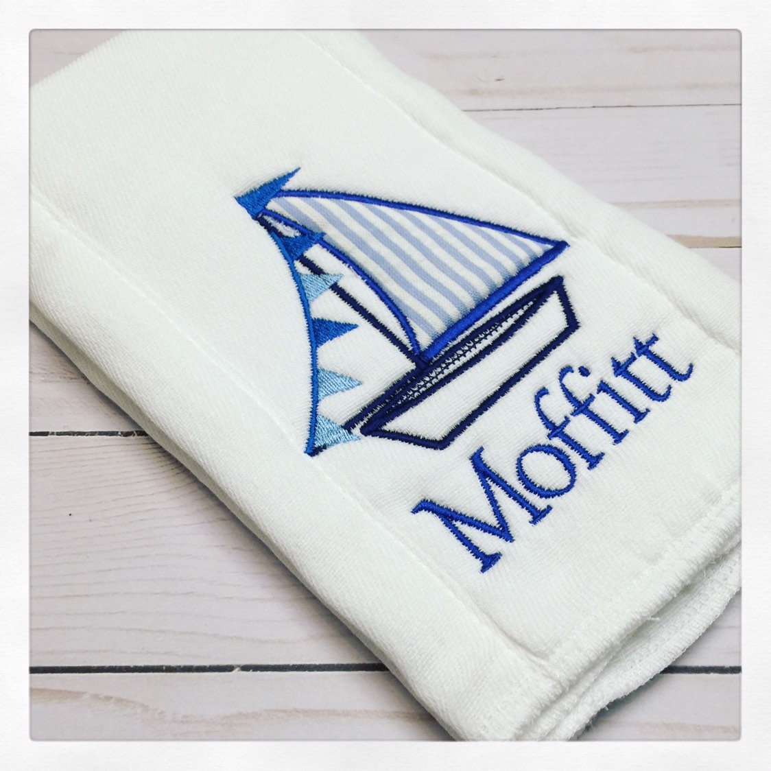 Personalisiertes Segelboot Spucktuch, Blauer Seersucker, Bio Baumwolle Personalisiertes Segelboot Spucktuch, Blauer Seersucker, Bio Baumwolle von Etsy - CarolinaMonogramCo