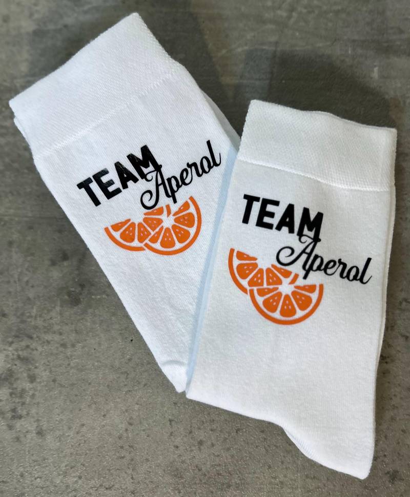 Socken „Team Aperol" in Weiß von Etsy - CasaMiaDesignbyCC