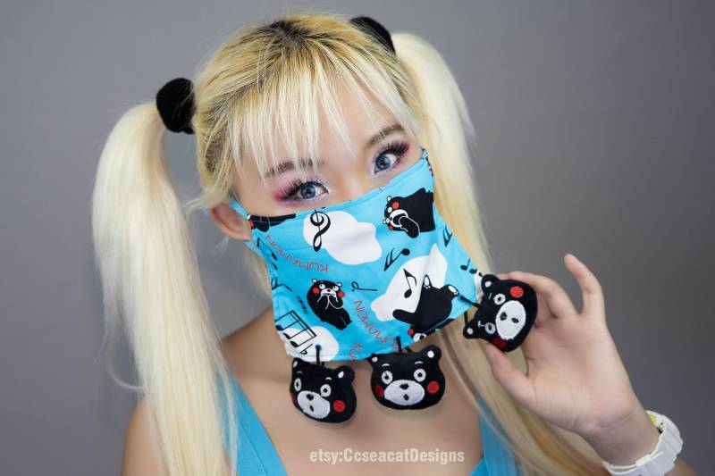 Waschbare Kawaii Süße Blaue Kumamon Gesichtsbedeckung, Gesichtsmaske, Mit Baumelnden Kumamon Köpfen von Etsy - CcseacatDesigns