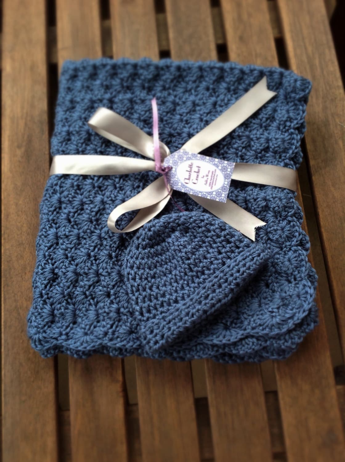 Gehäkelte Babydecke Mit Passender Mütze - Country Blue Gehäkelte Babydecke Mit Passender Mütze - Country Blue von Etsy - CharlotteCrochet