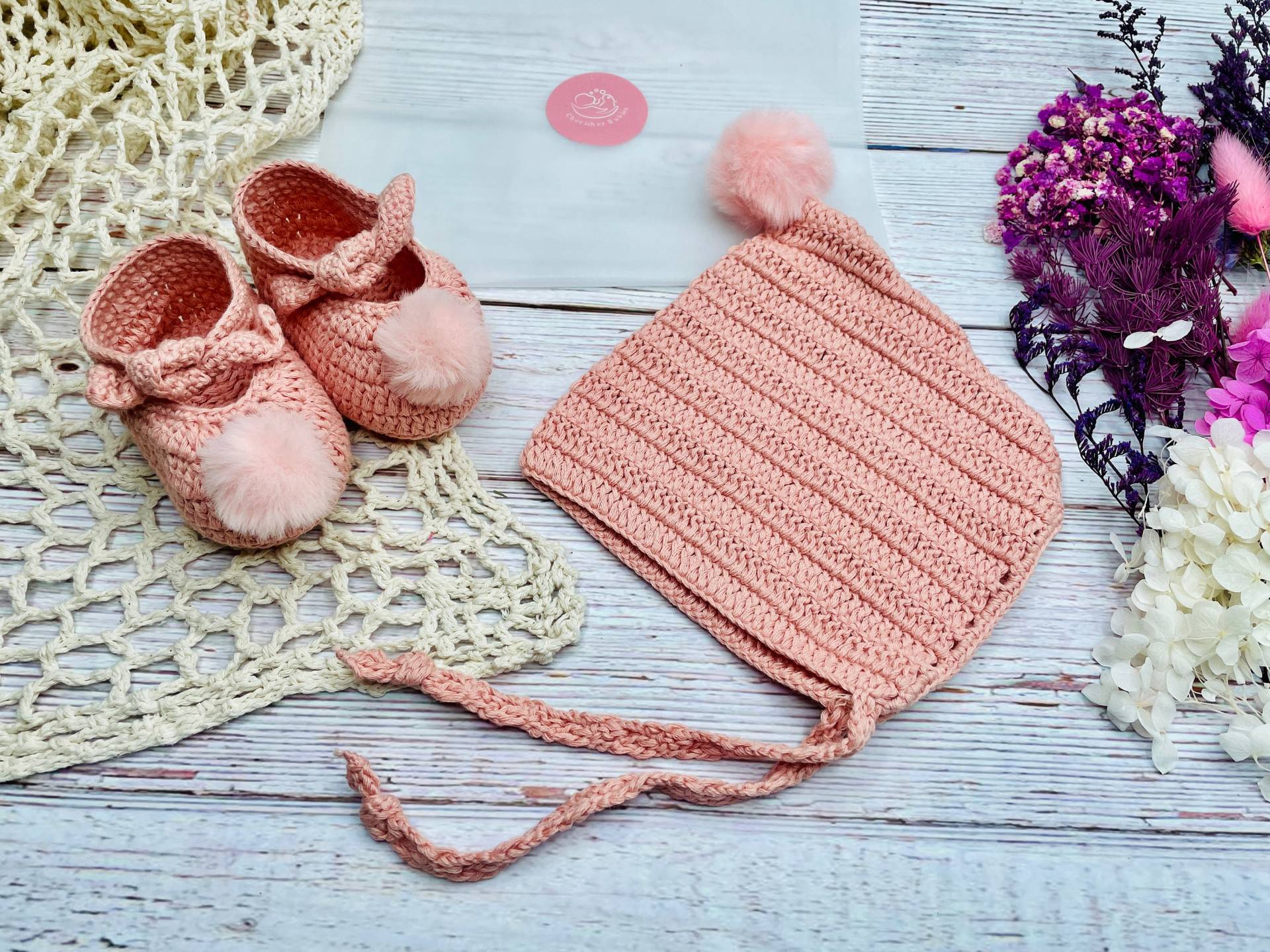 Handgemachte Baby Pompom Booties, Mütze Für Geschenkbox, Neugeborene Shower Geschenk Set von Etsy - Cherisherbabies