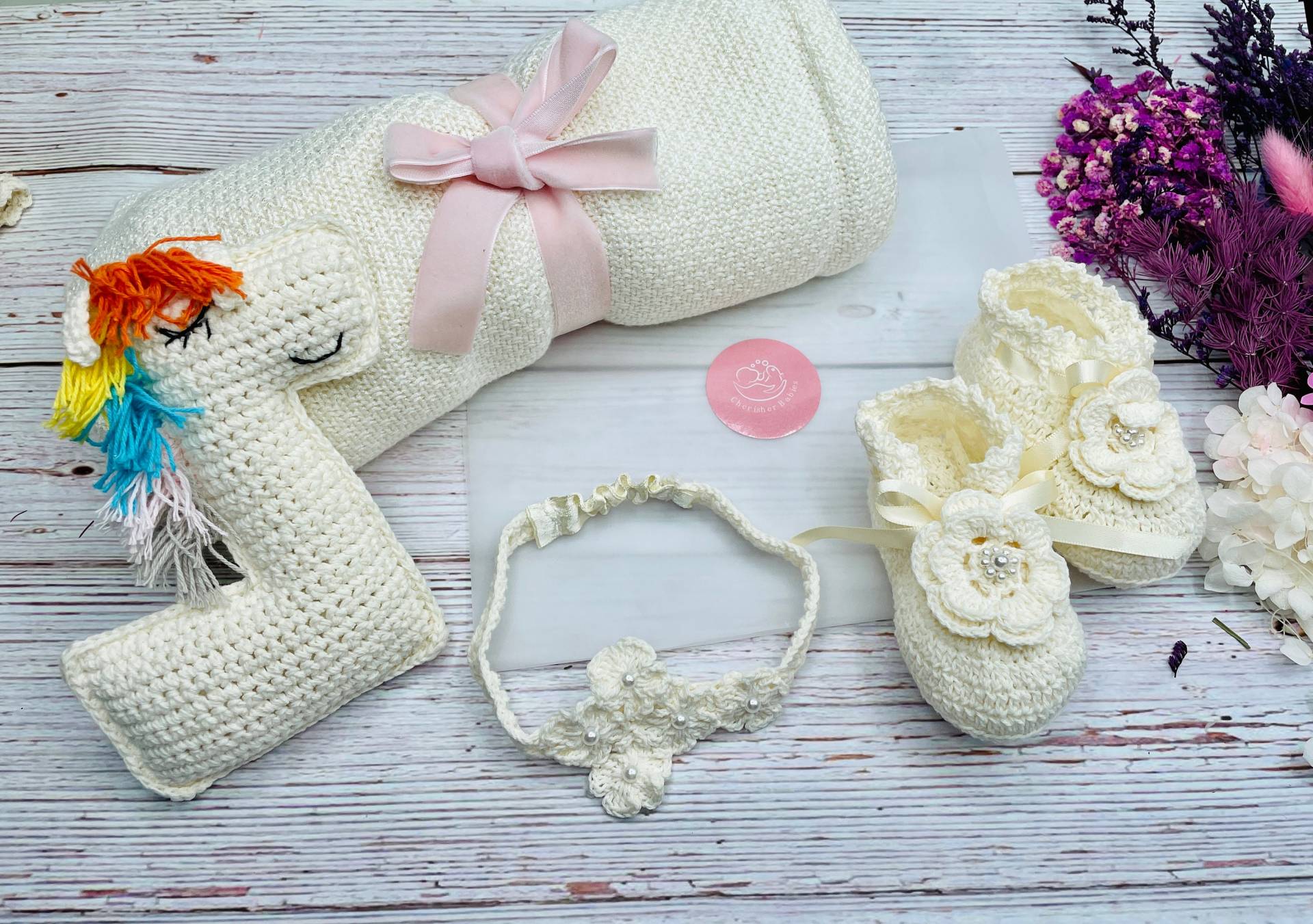 Personalisierte Baby-Geschenkbox, Babypartygeschenk, Personalisierte Baby-Ankunfts-Geschenkset, Gehäkelte Babydecke, Booties, Stirnband, Rassel Für von Etsy - Cherisherbabies