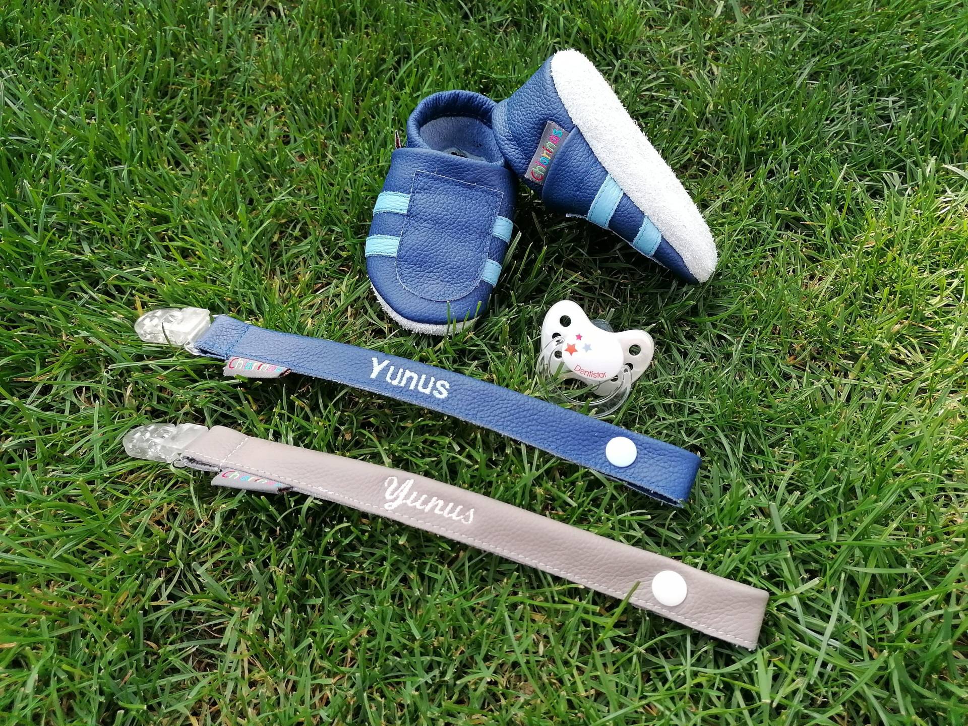 Schnullerband Aus Leder Mit Personalisierung, Stickdatei, Schnullerkette, Kam Snaps, Schnuller, Befestigung, Sicherheitsclip Schnullerband Aus Leder Mit Personalisierung, Stickdatei, Schnullerkette, Kam Snaps, Schnuller, Befestigung, Sicherheitsclip von Etsy - ChiarinasShop