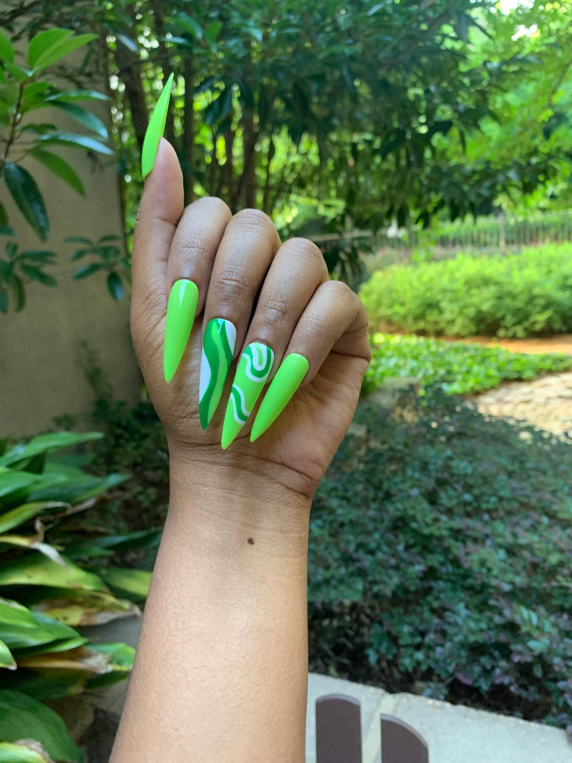 Mean Green Swirl Press On Nails von Etsy - ChicObsessionsStudio