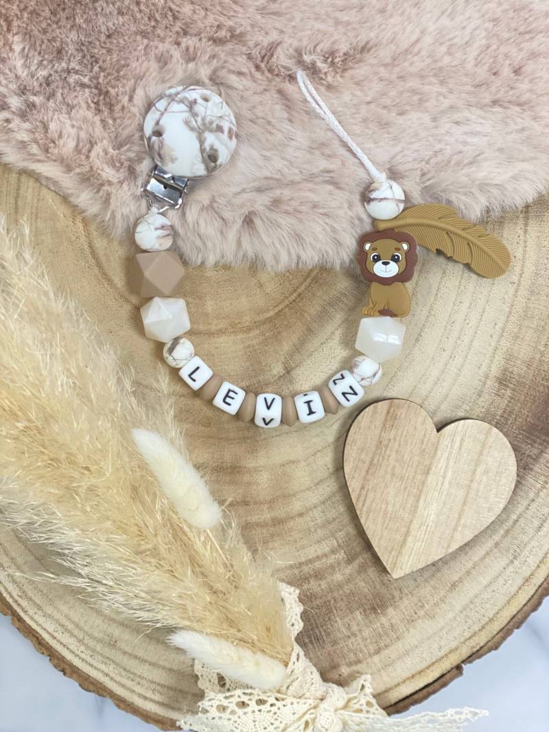 Schnullerkette Mit Name Personalisiert Junge Mädchen Löwe Taupe von Etsy - ChriluzaShop