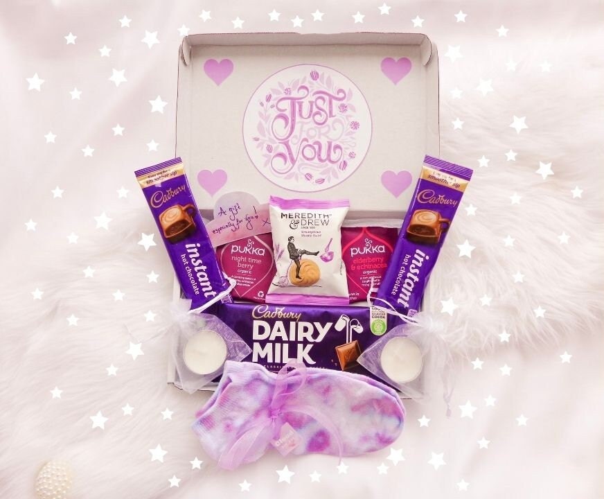 Cadbury's Hug in Einer Box Letterbox Geschenk | Geschenke Zum Geburtstag Für Sie Selbstfürsorge-Verwöhnbox Abhol Mich Entspannungs-Genuss Verwöhnkorb von Etsy - CloudTieDyeCo