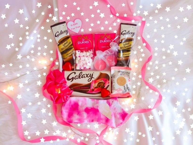 Valentinstag Letterbox Geschenk | Valentinstag Geschenke Für Sie Galentine's Day Rosa Self-Care-Verwöhnbox Spa Verwöhnkorb von Etsy - CloudTieDyeCo