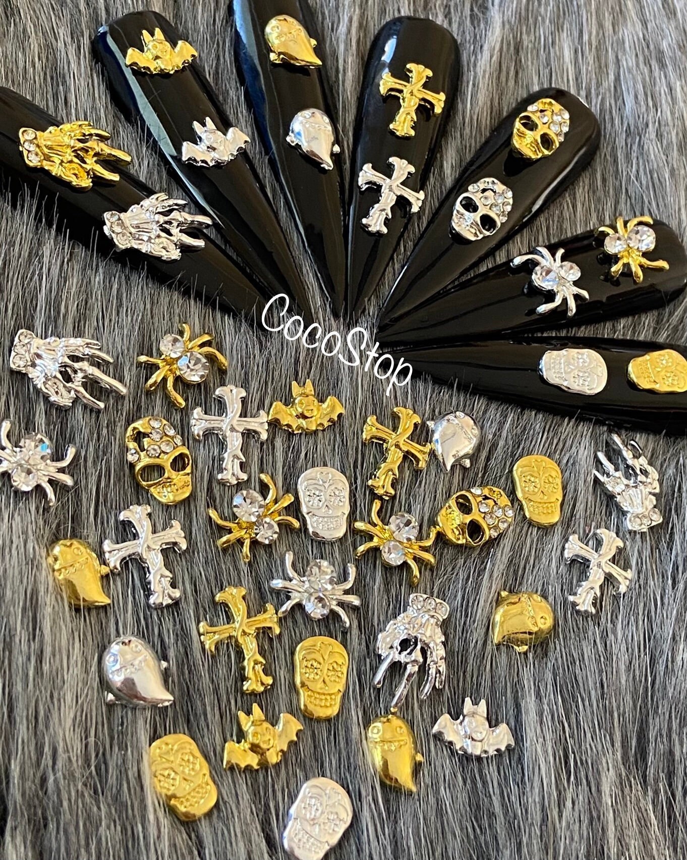 10 Stück Halloween Assortierte Schädel, Skelett Hand, Spinne, Fledermäuse, Gespenster, Kreuz 3D Nagel Charms von Etsy - CocoStop