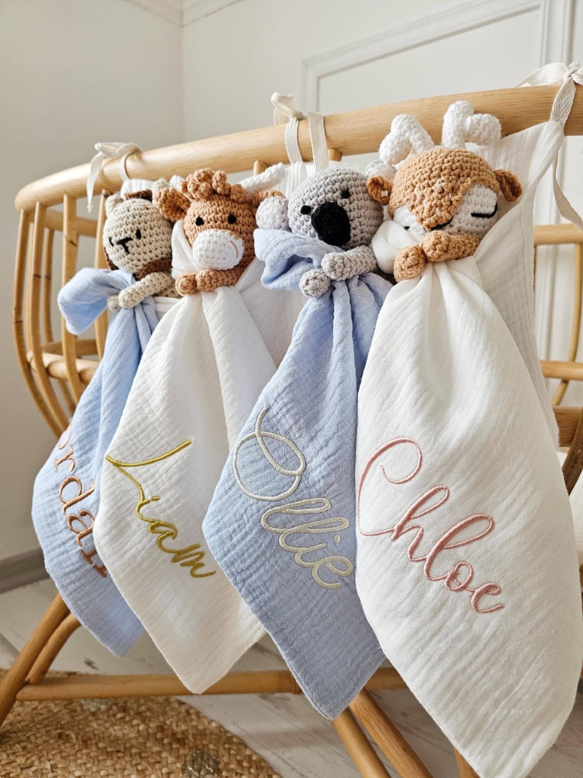 Personalisierte Babytröster, Neutrales Babygeschenk, Bestickte Schmusedecke, Bunny Lovey, Musselin-Tröster, Personalisiertes Neues von Etsy - ColouredYarnLtd