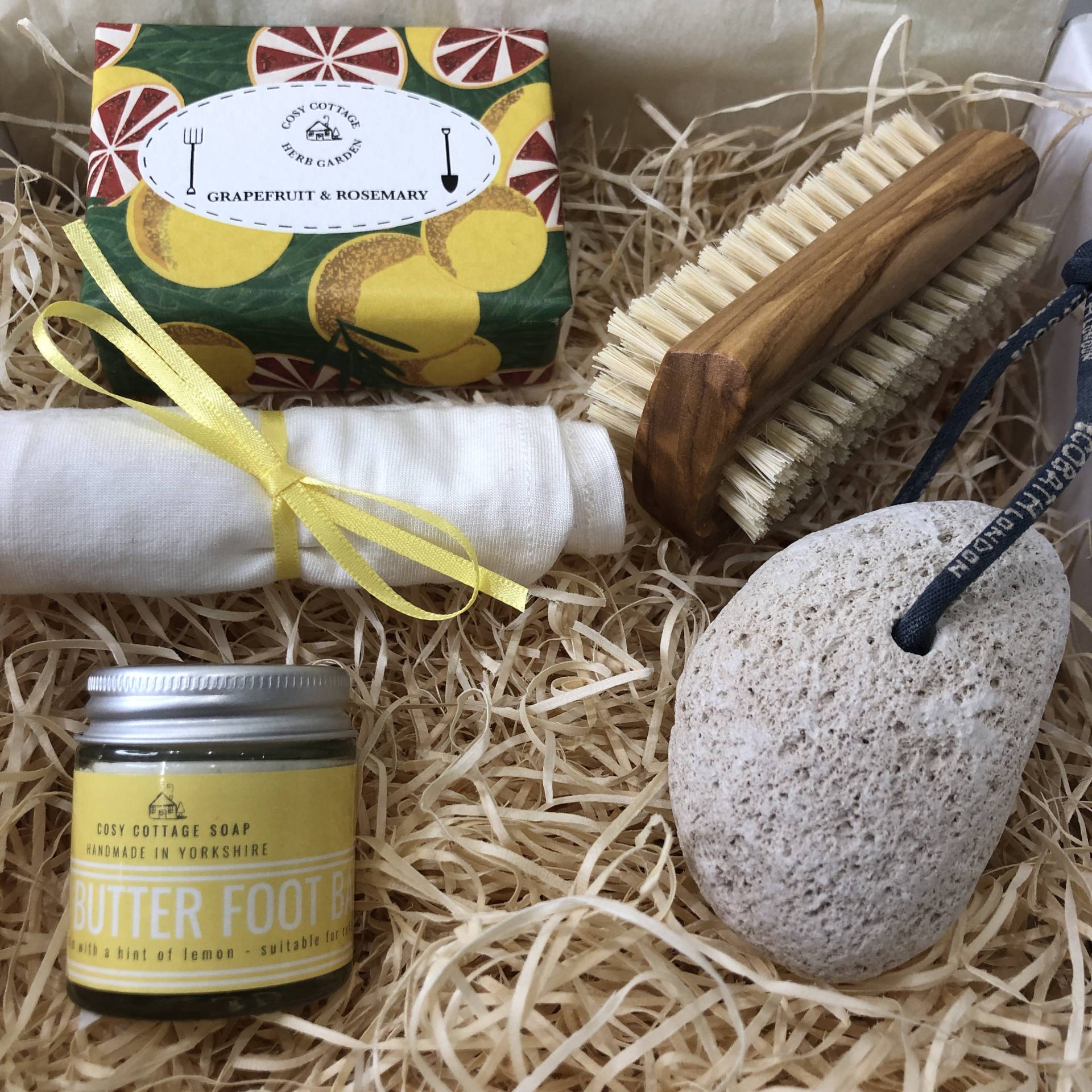 Fußpflege Geschenkbox - Natürliche Fußverwöhn Set Mit Fußbalsam, Socken, Handgemachte Seife, Nagelbürste & Pumice Stone von Etsy - CosyCottageSoap