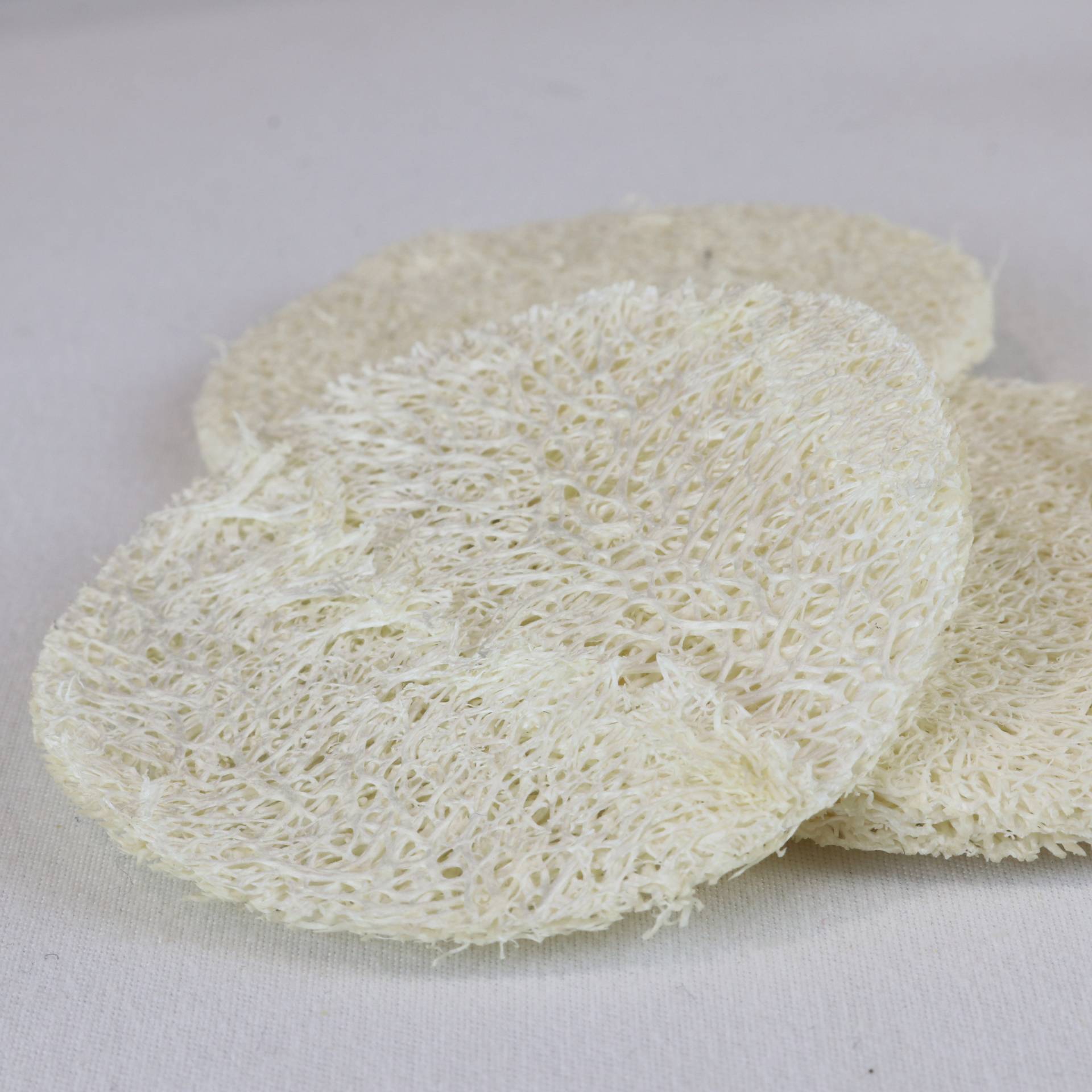 Vier Wiederverwendbare Natürliche Peeling-Loofah-Scheiben von Etsy - CosyCottageSoap