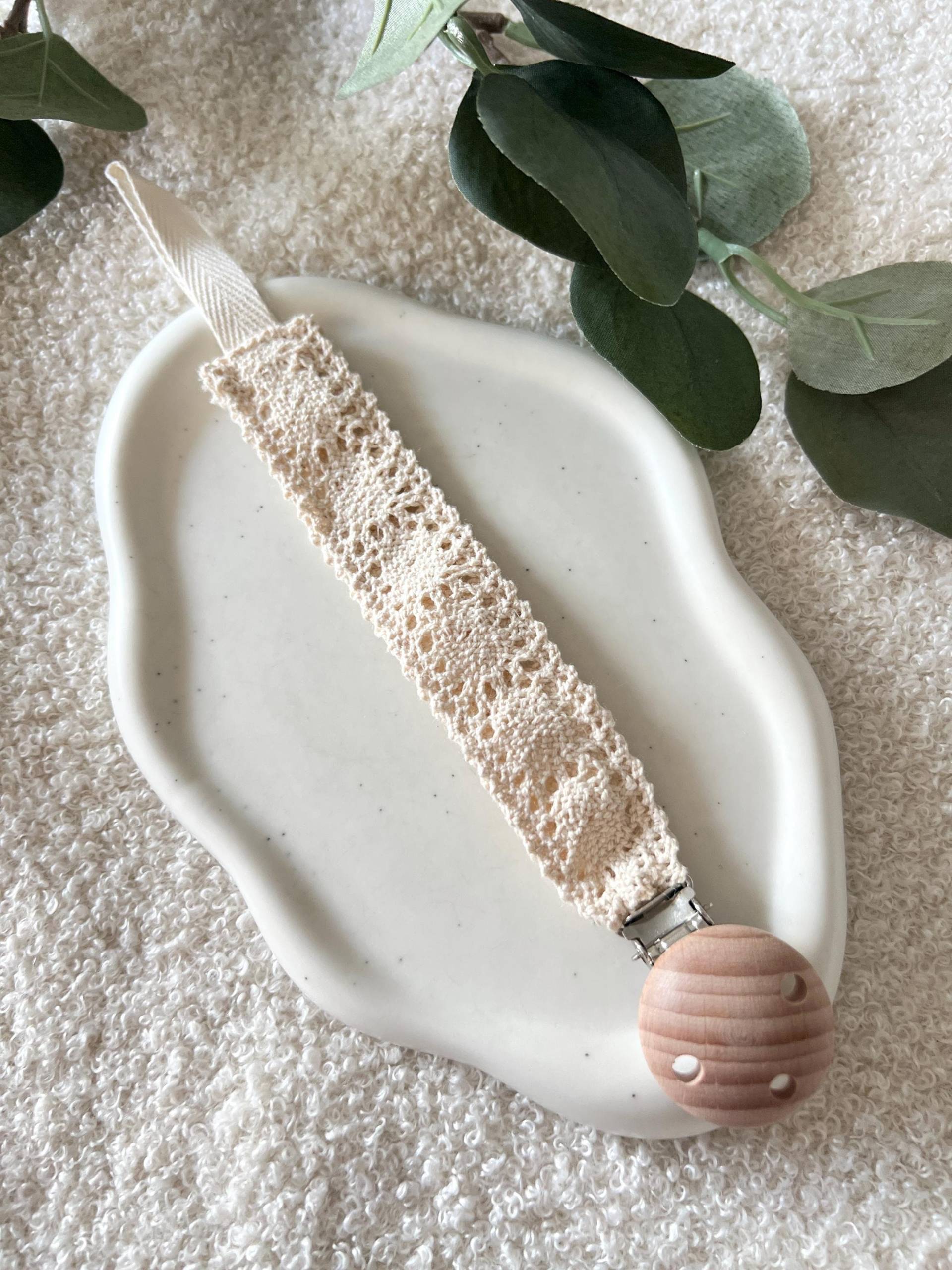 Schnullerkette, Beige, Gehäkeltes Band, Holzverschluss, Natur Holz, Baby Geschenk Zur Geburt, Babygeschenk, Handgemachtes Geburtsgeschenk von Etsy - CosyHavenDE