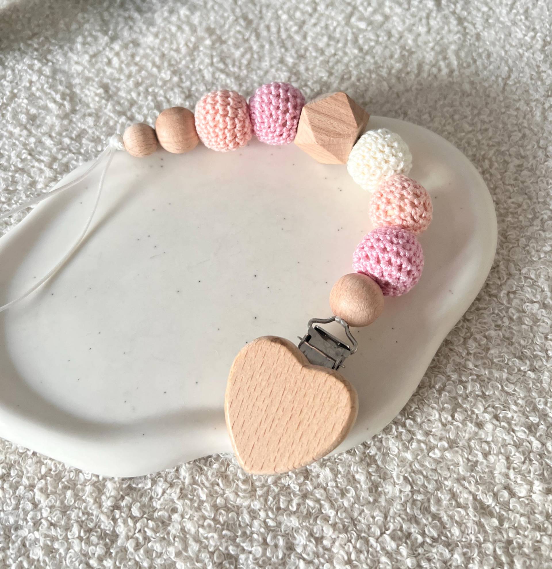 Schnullerkette Baby, Holzperlen Mit Holz Herz, Beige, Rosa, Pfirsich, Häkelperlen, Geschenk Zur Geburt, Natur Anhänger, Babygeschenk von Etsy - CosyHavenDE