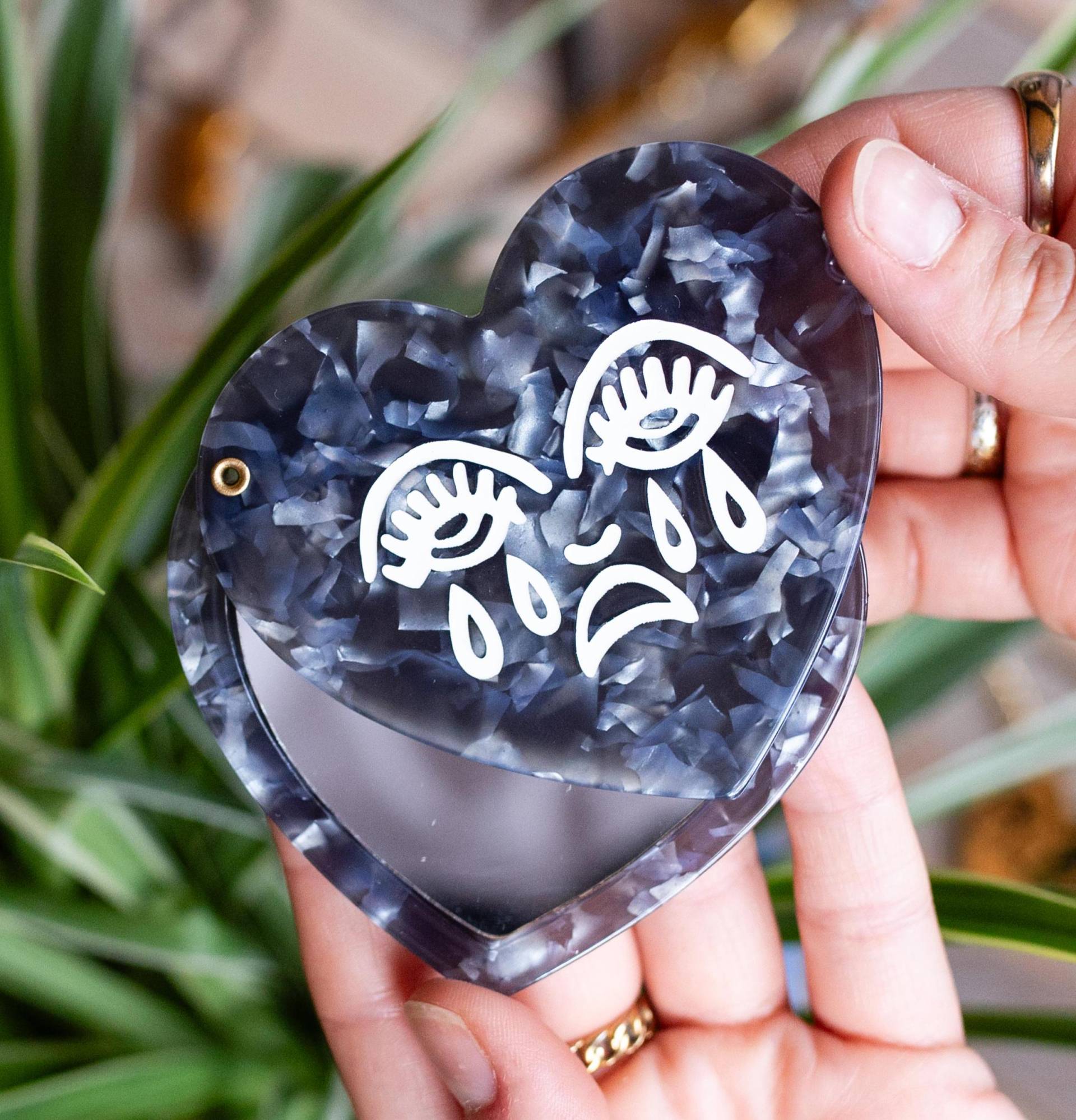 Weinendes Herz Schwarz Marmor Acryl Form Taschenspiegel Kompakt Weinendes Herz Schwarz Marmor Acryl Form Taschenspiegel Kompakt von Etsy - CousinsCollective