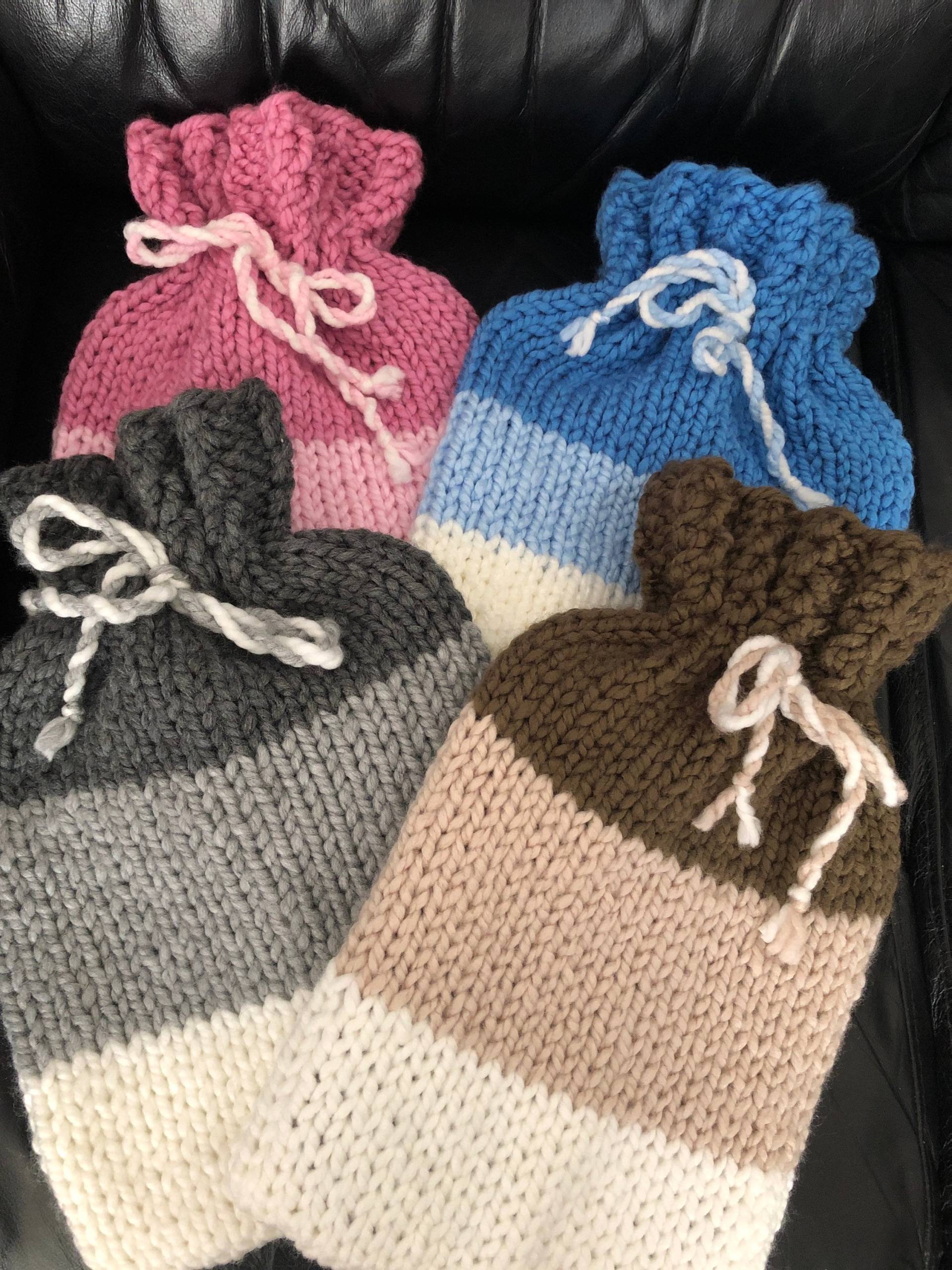 Wärmflaschenbezug Grobstrick Handgestrickt Kuschelig Warm Winter Geschenk Geburtstag von Etsy - CraftyKnittedToppers