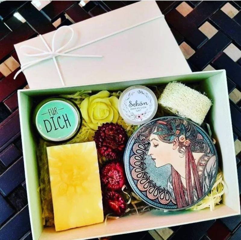 Geschenkbox Für Die Frau Geburtstag Freundin Wellnessbox Beauty Entspannung Auszeit, Überraschung Geschenkset Wellnessgeschenk Seifenset von Etsy - CreativesoapsKunst