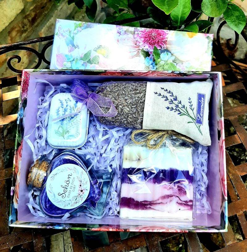 Geschenkbox Lavendelset, Handgemachte Beautyartikel Im Geschenkkarton Für Die Frau Mutter Freundin, Wellness - Lavendel - Kosmetik, Geburtstag von Etsy - CreativesoapsKunst