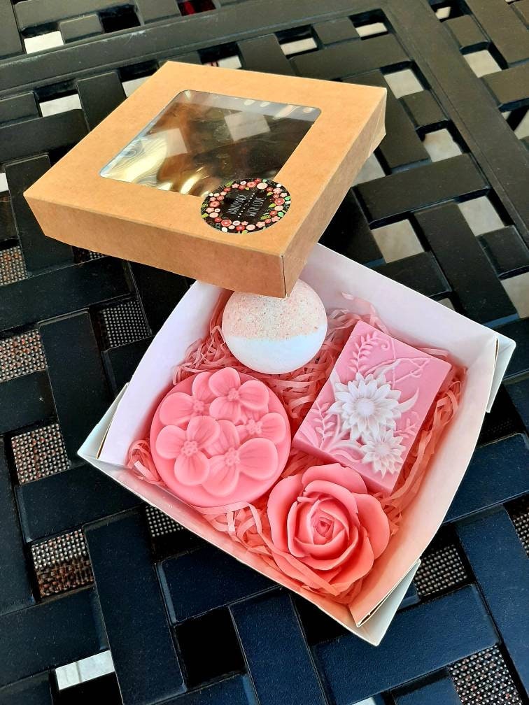 Seifen-Geschenkset Für Muttertag Valentinstag Seifen, Badebomben in Vielen Duftrichtungen Einer Geschenkbox, Pflegend U Rückfettend von Etsy - CreativesoapsKunst